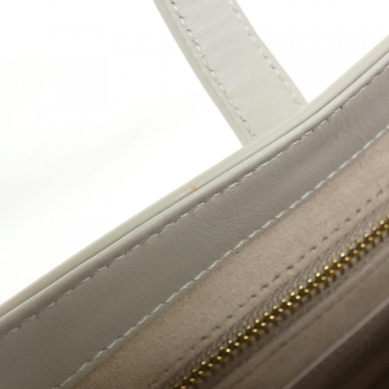 Yves Saint Laurent Yves Saint Laurent Saint Laurent Le 5 À 7 Calfskin Shoulder Bag Leather Shoulder Bag 657228 2R20W DUTY FREE for USA Size ONE SIZE - 9 Thumbnail