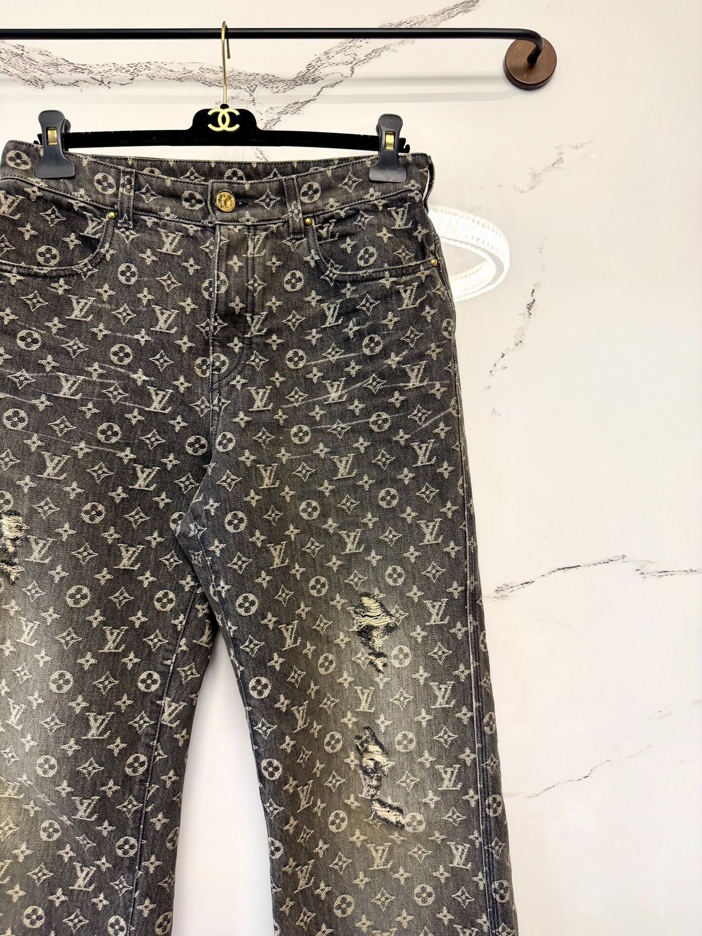 Louis Vuitton louis vuitton gray embroidered denim pants Size 30" / US 8 / IT 44 - 2 Thumbnail