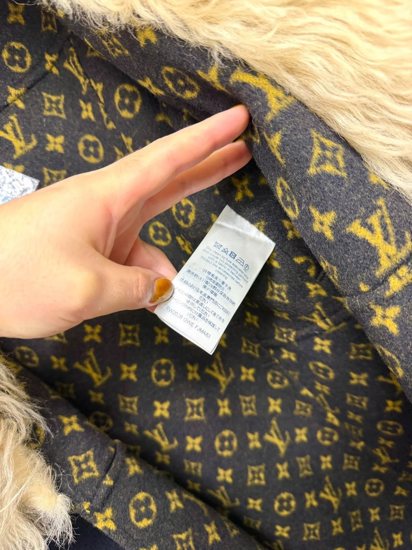 Louis Vuitton louis vuitton black wool coat with fur collar Size XS / US 0-2 / IT 36-38 - 4 Thumbnail