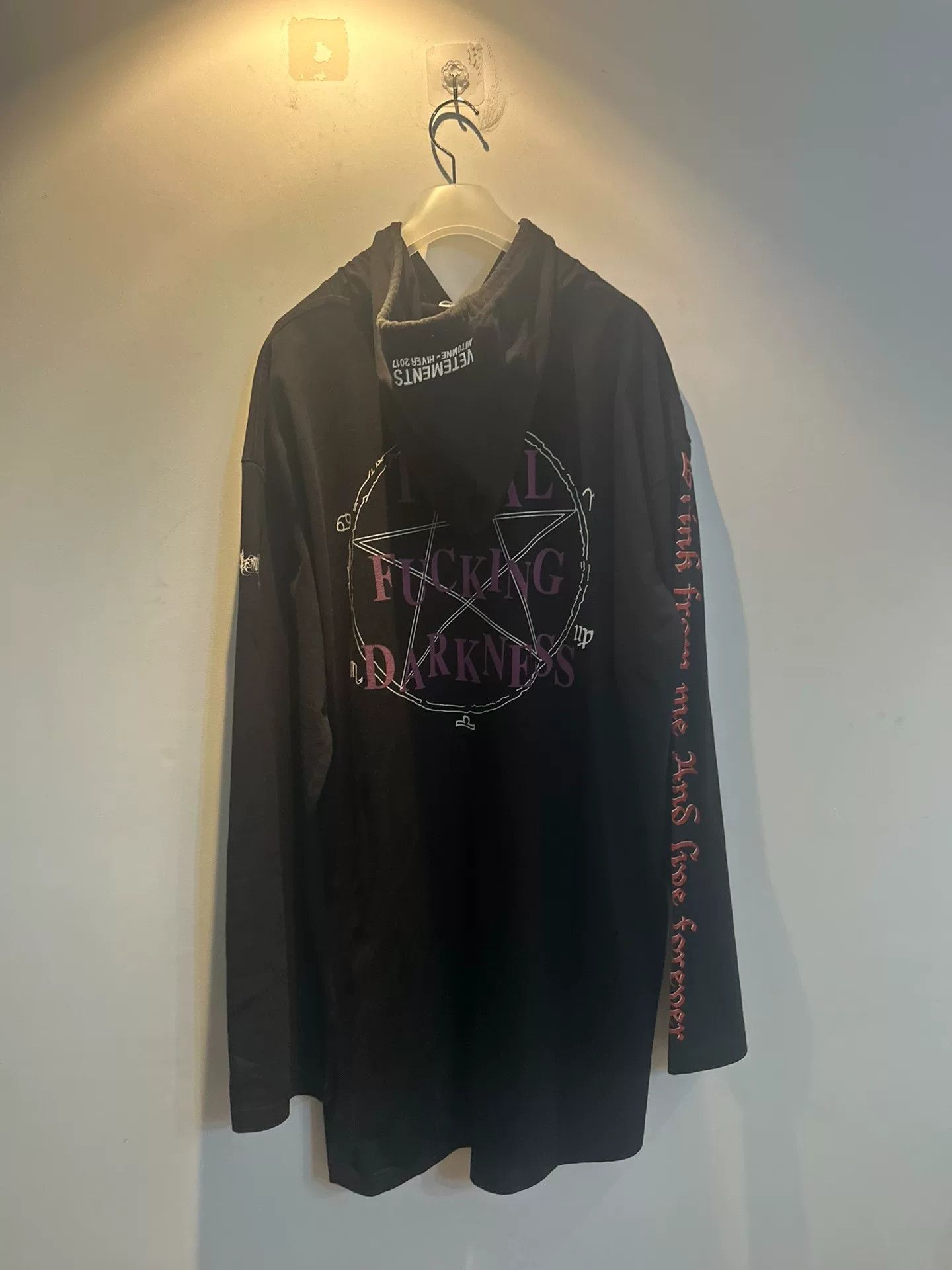 Vetements vetements long hoodie with logo design Size US L / EU 52-54 / 3 - 2 Thumbnail