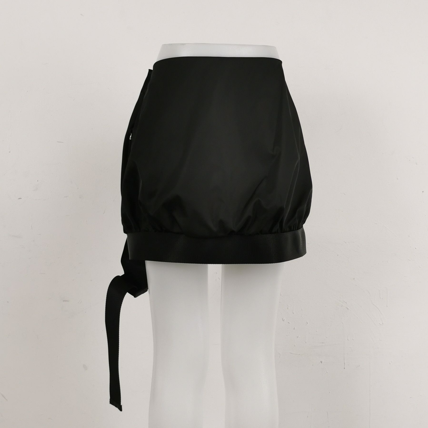 Prada Prada Black Triangle Logo Skirt Size 40 0079 Size US 40 / EU 56 - 2 Thumbnail