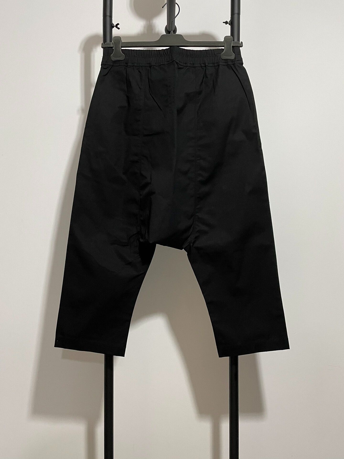 Rick Owens rick owens black cropped pants for men Size US 34 / EU 50 - 2 Thumbnail