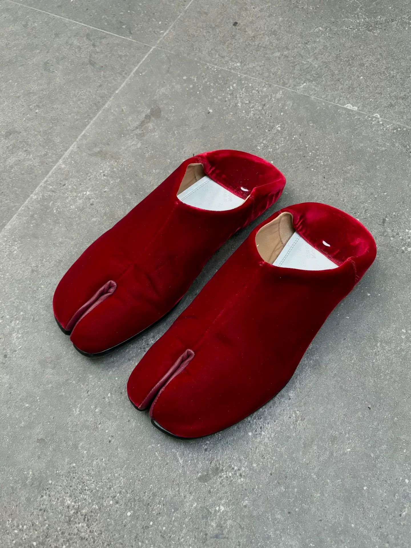Maison Margiela Maison Margiela Red Velvet Tabi Shoes Size US 7 / IT 37 - 2 Thumbnail