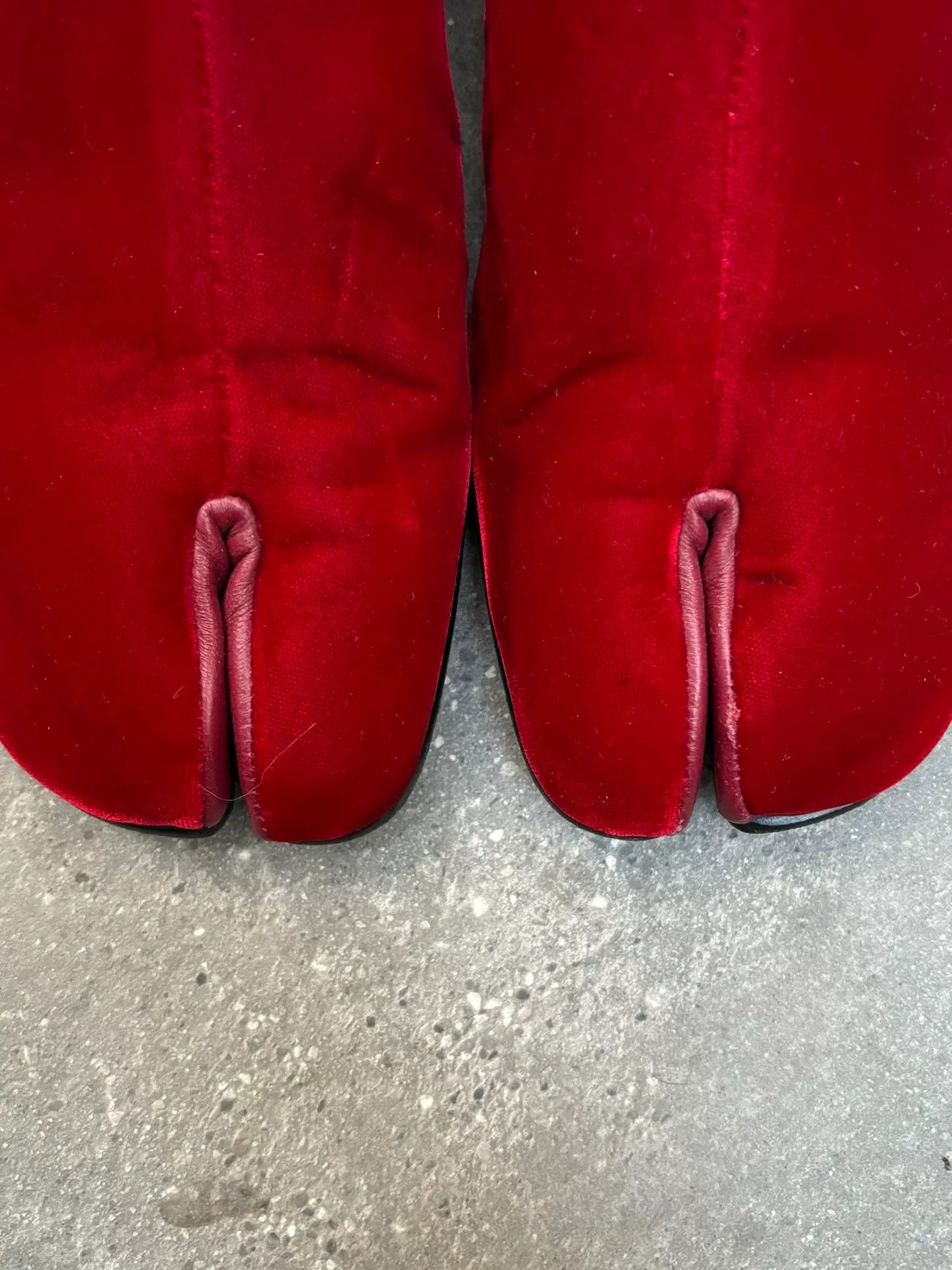 Maison Margiela Maison Margiela Red Velvet Tabi Shoes Size US 7 / IT 37 - 4 Thumbnail