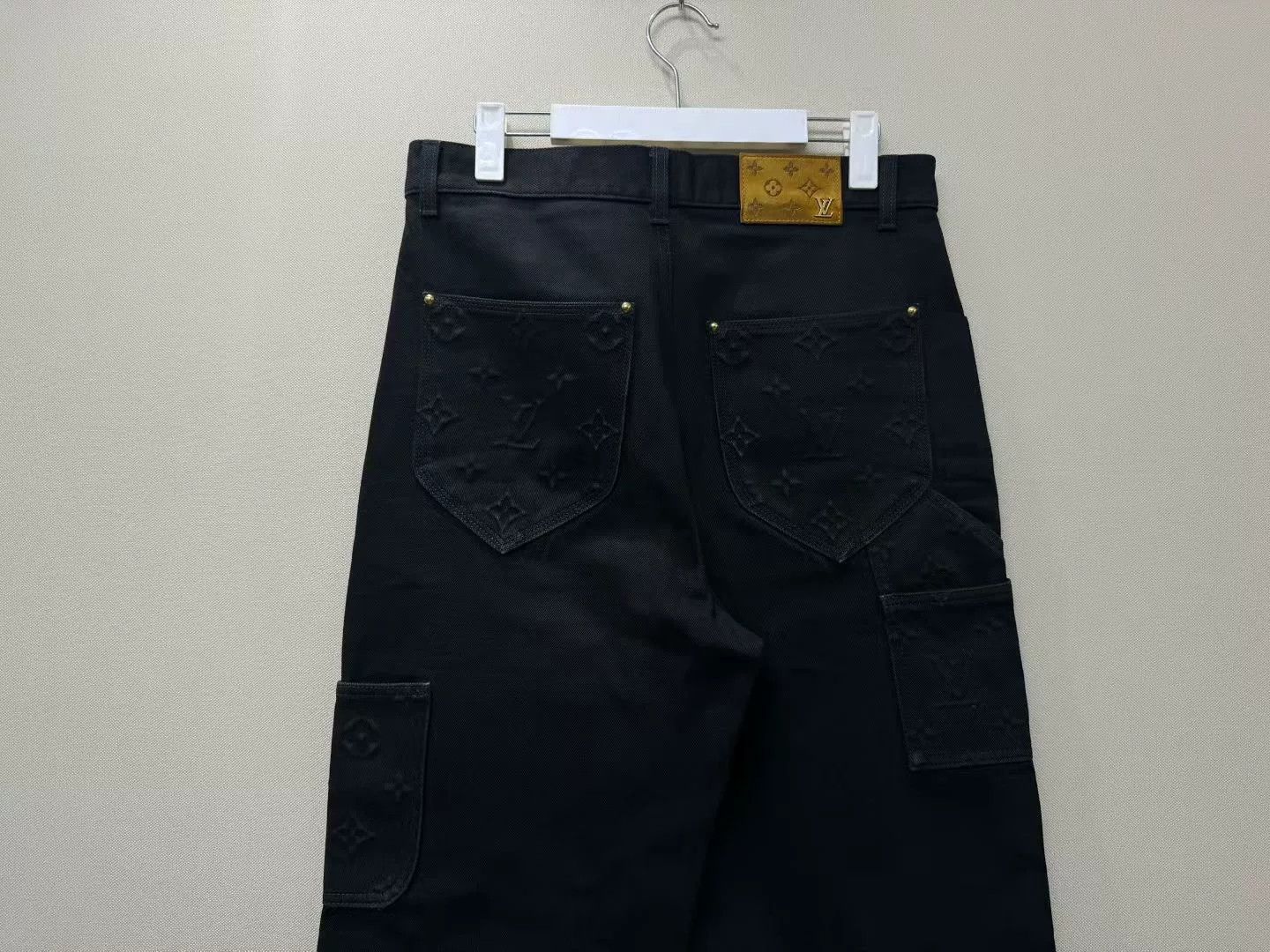 Louis Vuitton louis vuitton embossed logo black denim pants Size US 30 / EU 46 - 5 Thumbnail