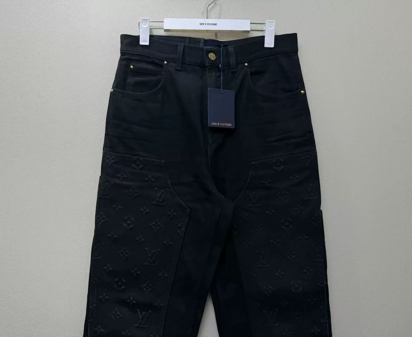 Louis Vuitton louis vuitton embossed logo black denim pants Size US 30 / EU 46 - 2 Thumbnail