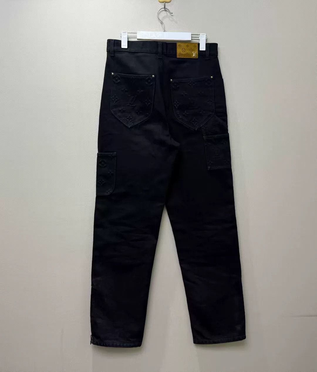 Louis Vuitton louis vuitton embossed logo black denim pants Size US 30 / EU 46 - 4 Thumbnail