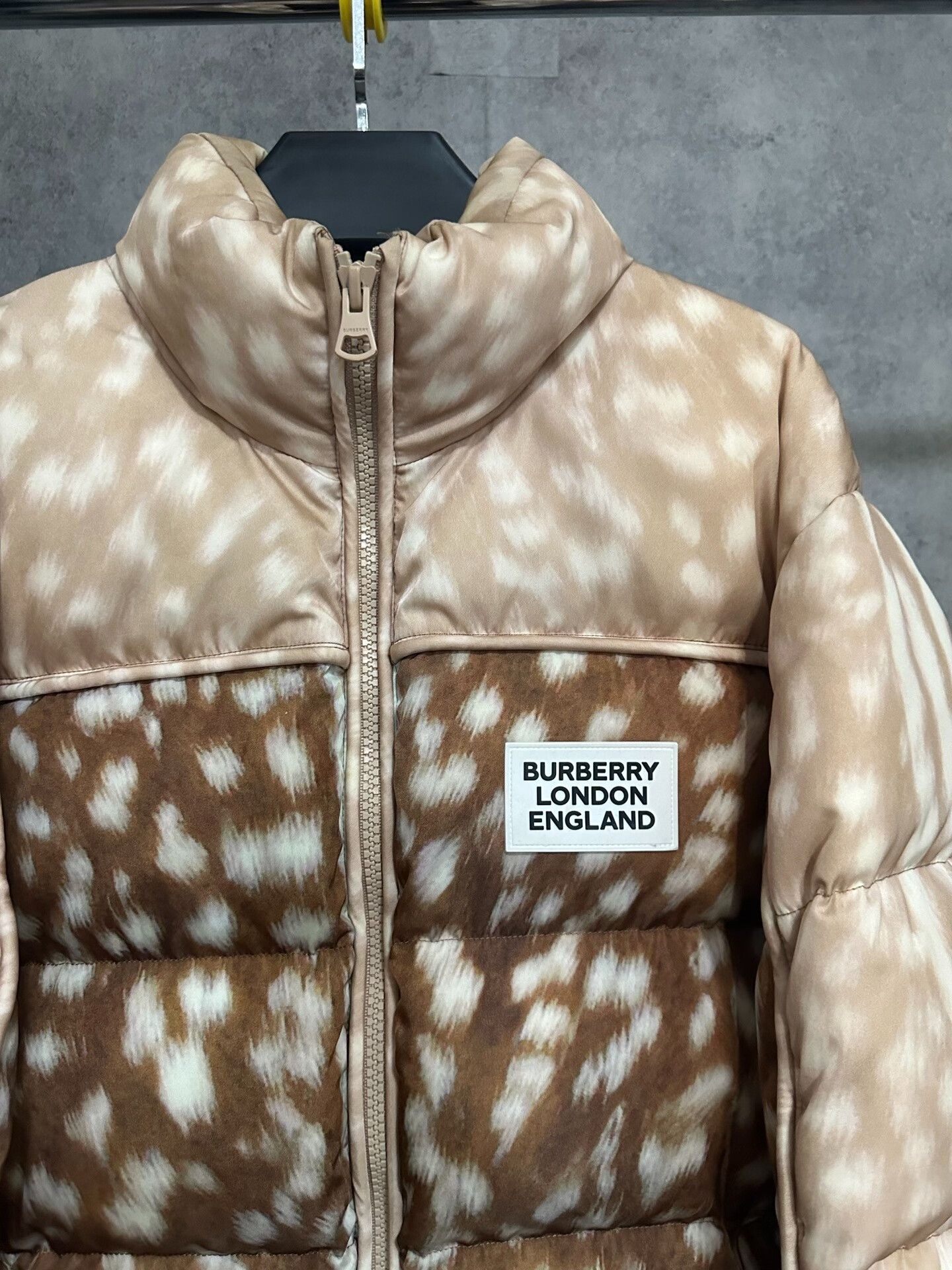 Burberry burberry logo down jacket in beige Size US M / EU 48-50 / 2 - 2 Thumbnail