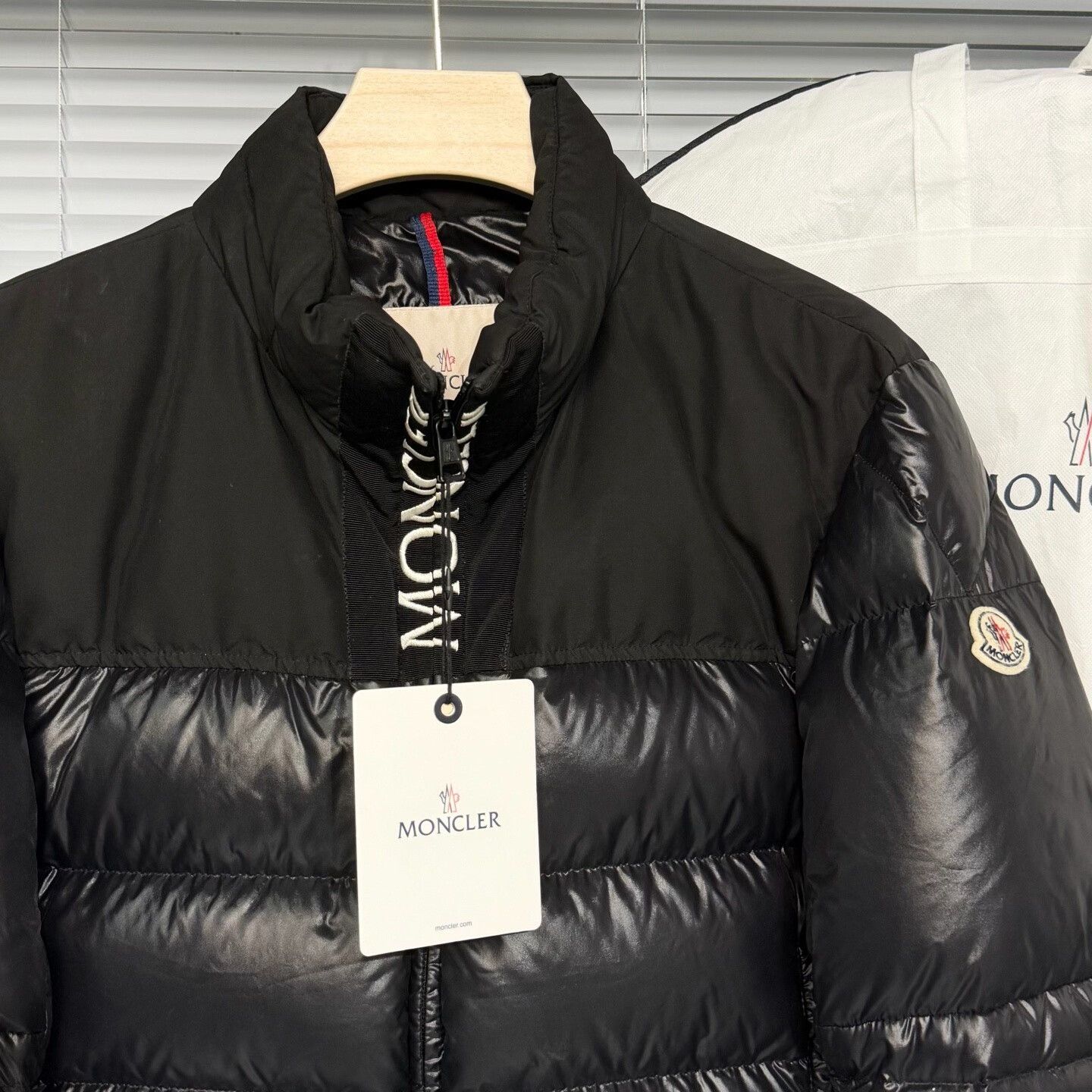 Moncler moncler black puffer jacket with logo embroidery Size US L / EU 52-54 / 3 - 3 Thumbnail