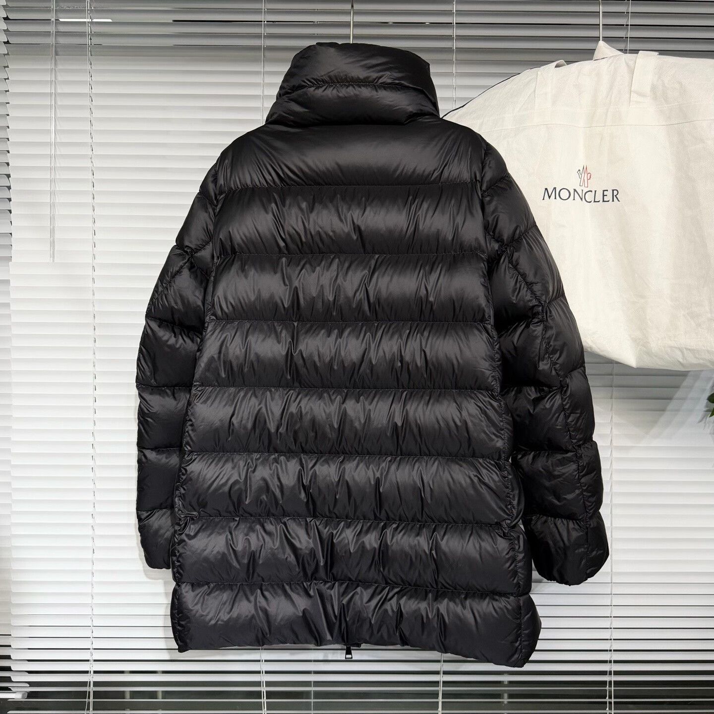 Moncler moncler black down jacket size 4 Size US L / EU 52-54 / 3 - 2 Thumbnail
