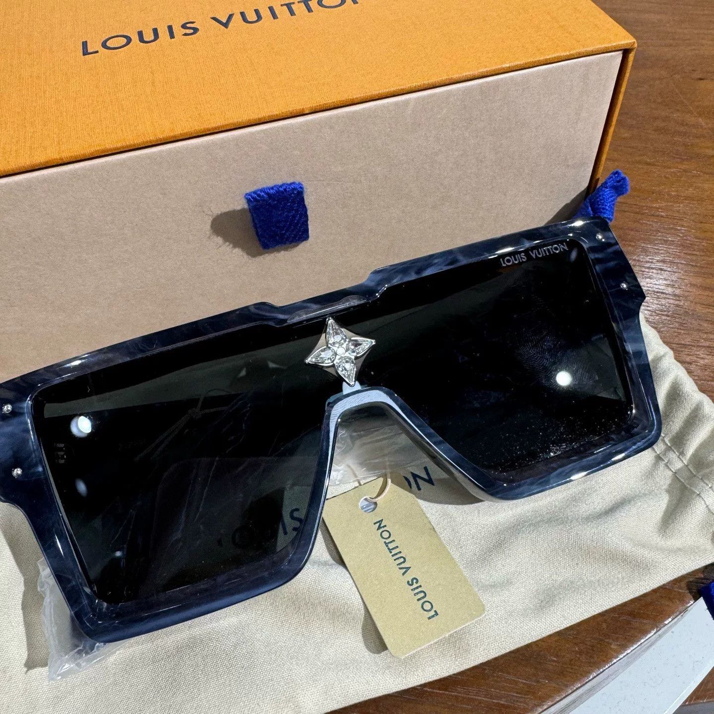 Louis Vuitton Louis Vuitton Crystal Logo Sunglasses Size ONE SIZE - 2 Thumbnail