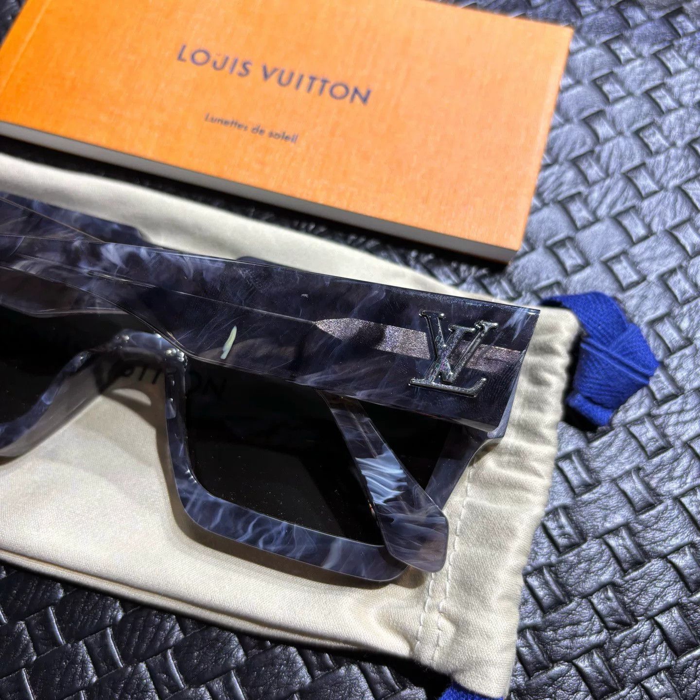 Louis Vuitton Louis Vuitton Crystal Logo Sunglasses Size ONE SIZE - 4 Thumbnail