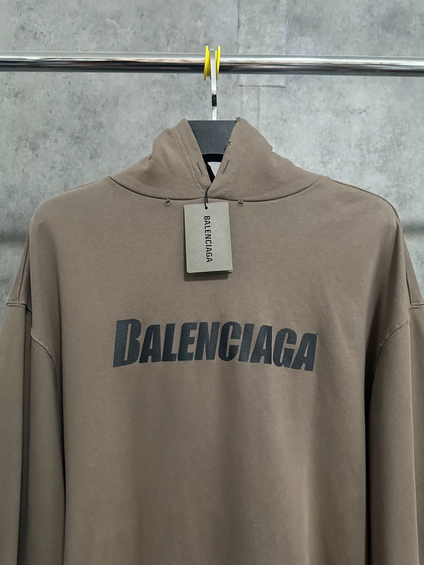 Balenciaga balenciaga new letter logo hoodie in khaki Size US XXS / EU 40 - 2 Thumbnail