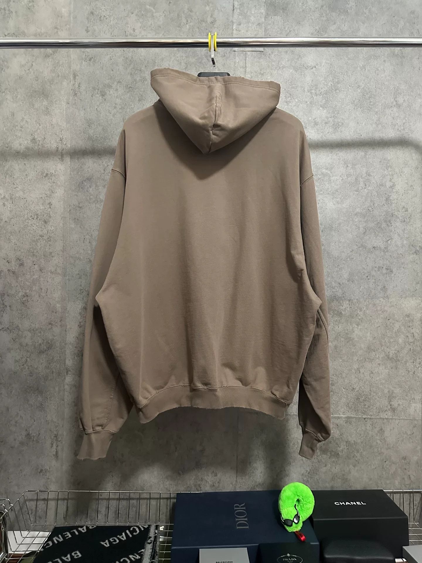 Balenciaga balenciaga new letter logo hoodie in khaki Size US XXS / EU 40 - 4 Thumbnail