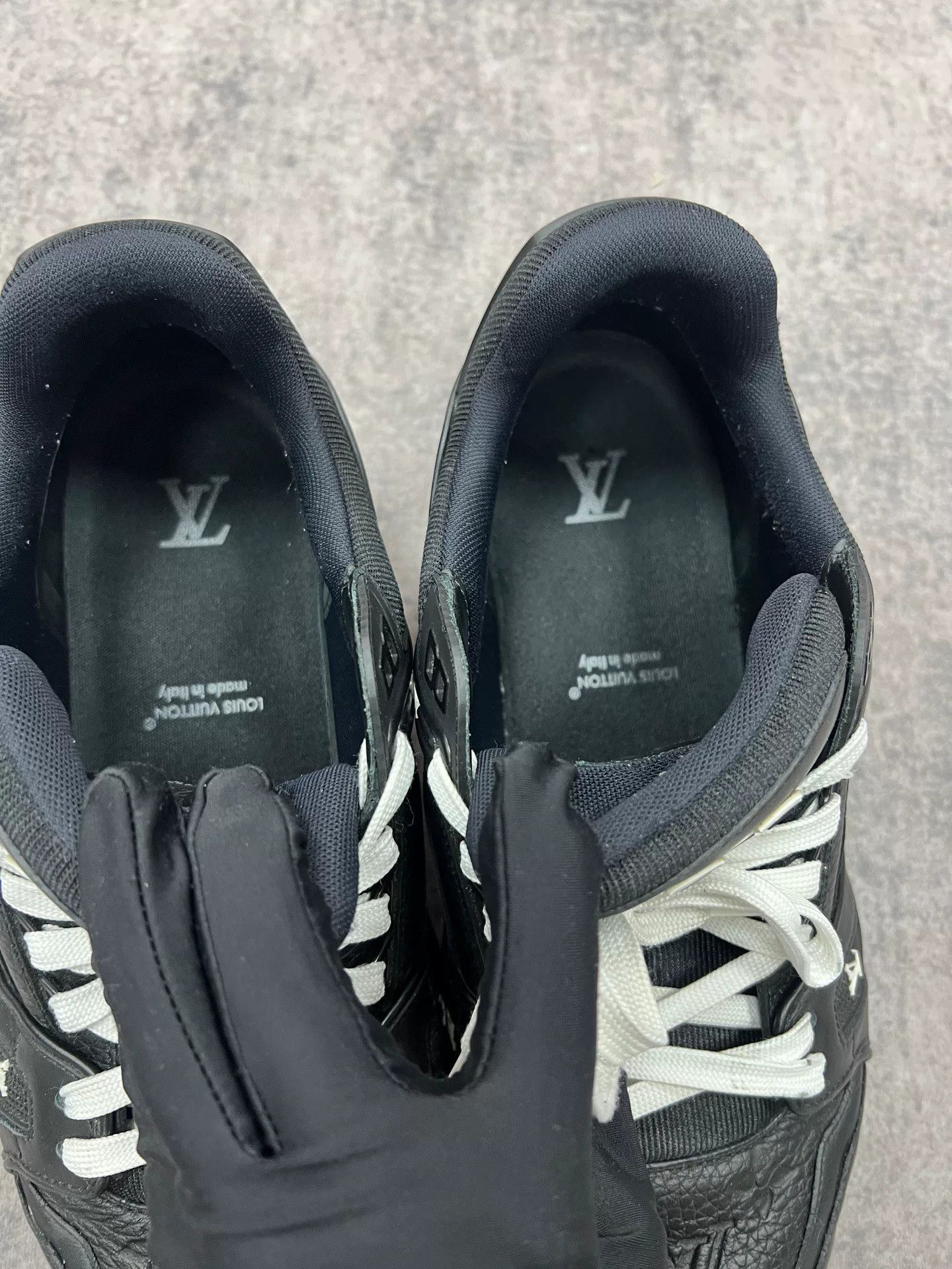Louis Vuitton lv embossed black trainer size 10 Size US 10 / EU 43 - 5 Thumbnail