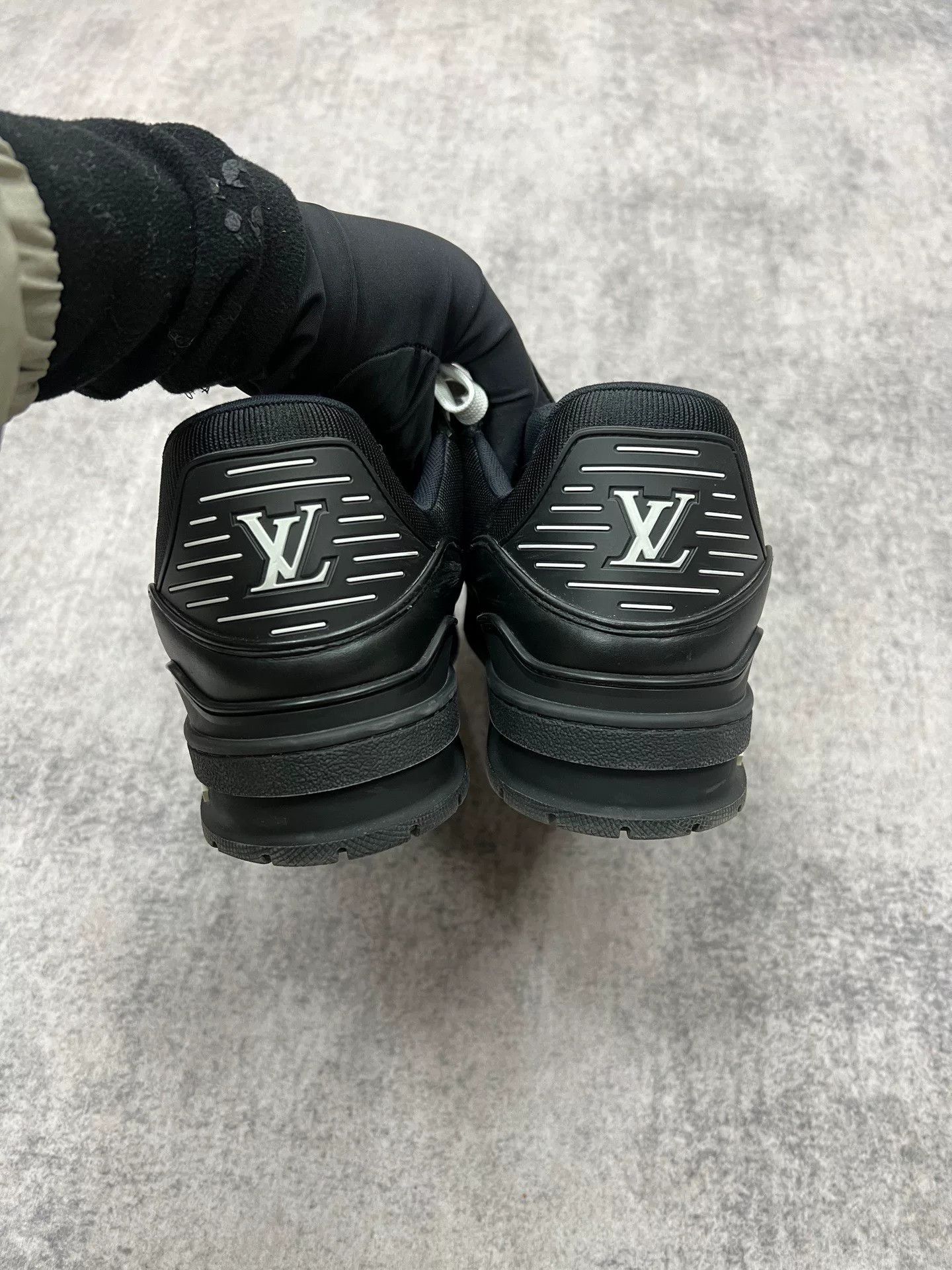 Louis Vuitton lv embossed black trainer size 10 Size US 10 / EU 43 - 7 Thumbnail