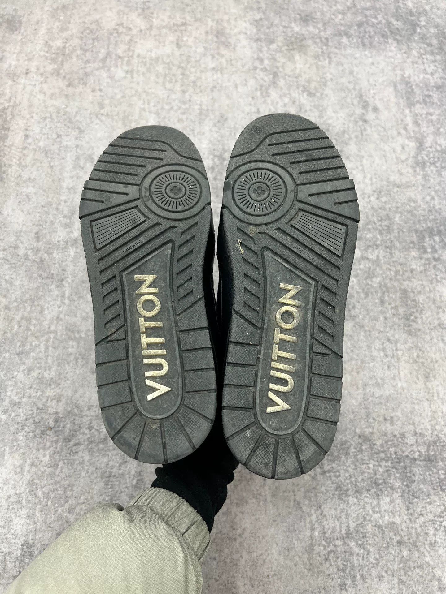 Louis Vuitton lv embossed black trainer size 10 Size US 10 / EU 43 - 9 Thumbnail