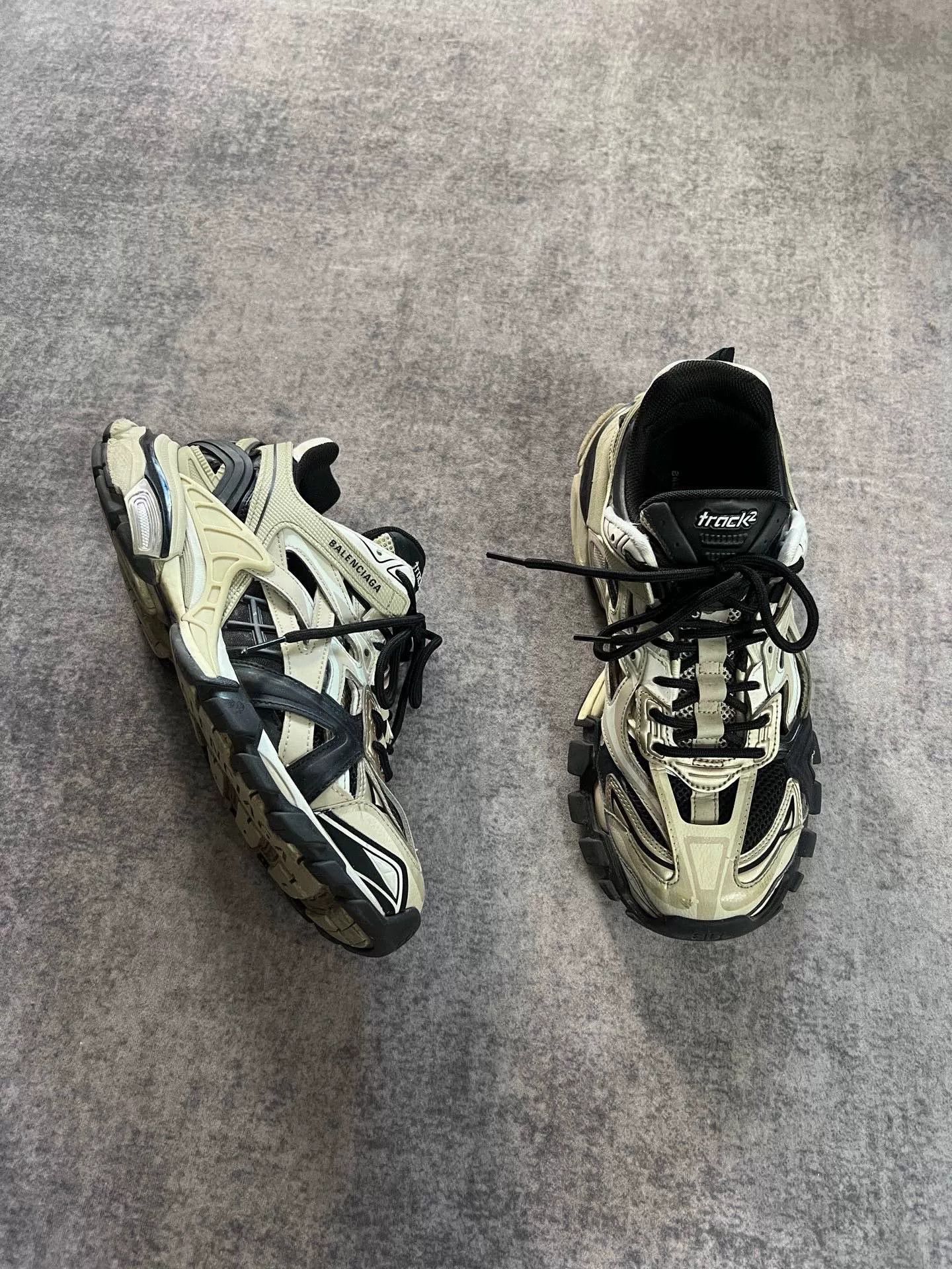 Balenciaga balenciaga beige track sneakers size 9 Size US 9 / EU 42 - 2 Thumbnail