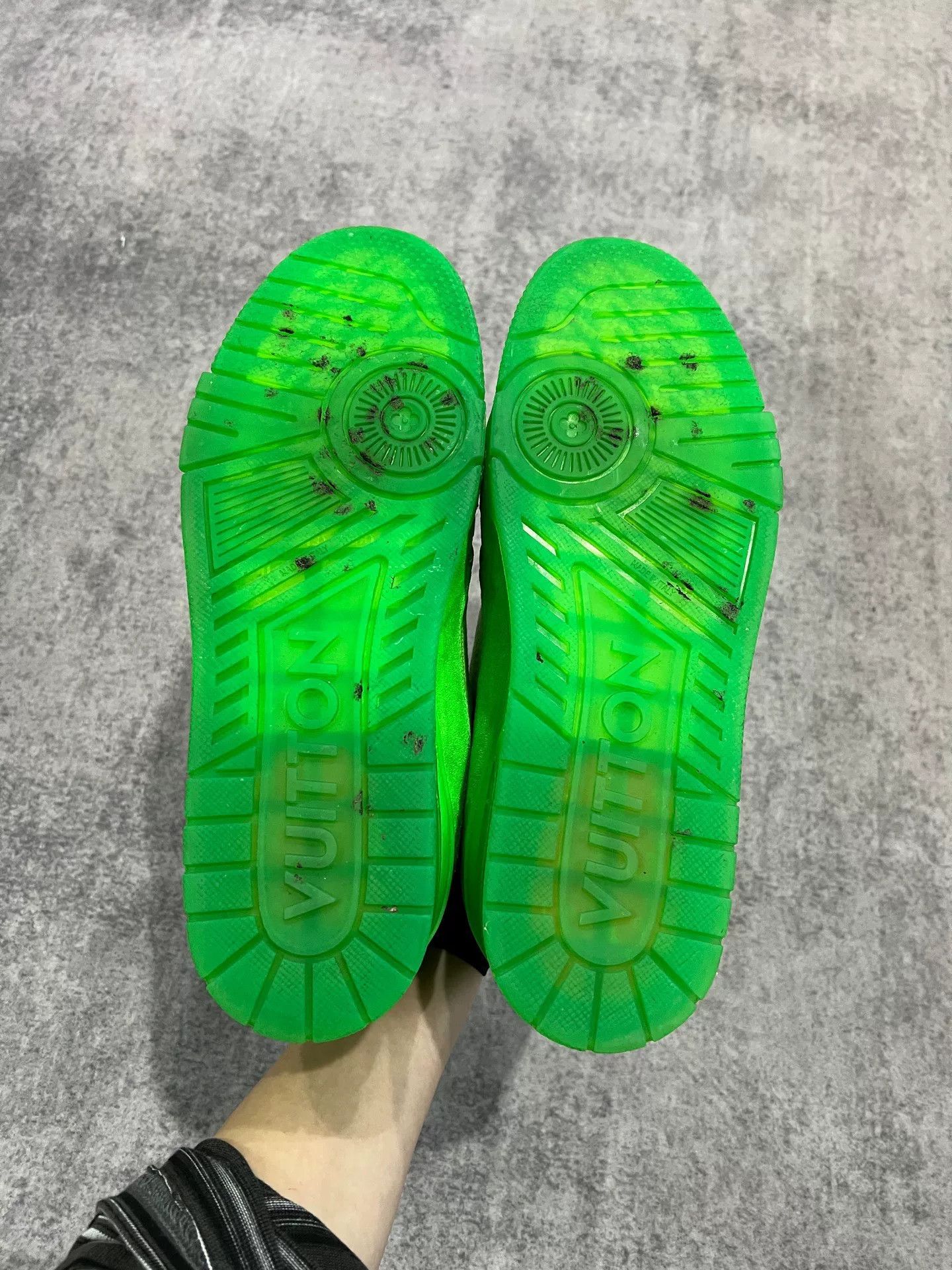 Louis Vuitton fluorescent green trainer shoes size 9 Size US 9 / EU 42 - 8 Thumbnail