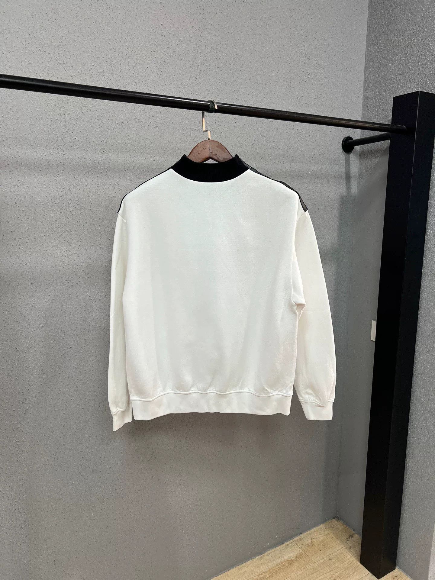 Louis Vuitton white sweatshirt with black collar Size US M / EU 48-50 / 2 - 2 Thumbnail