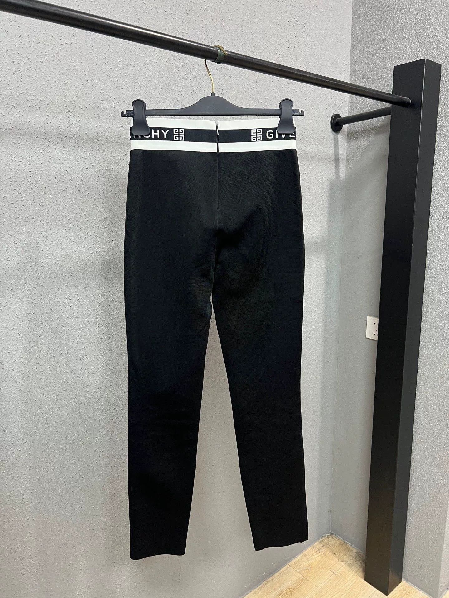 Givenchy Givenchy Logo Yoga Pants in Black Size 23" - 2 Thumbnail