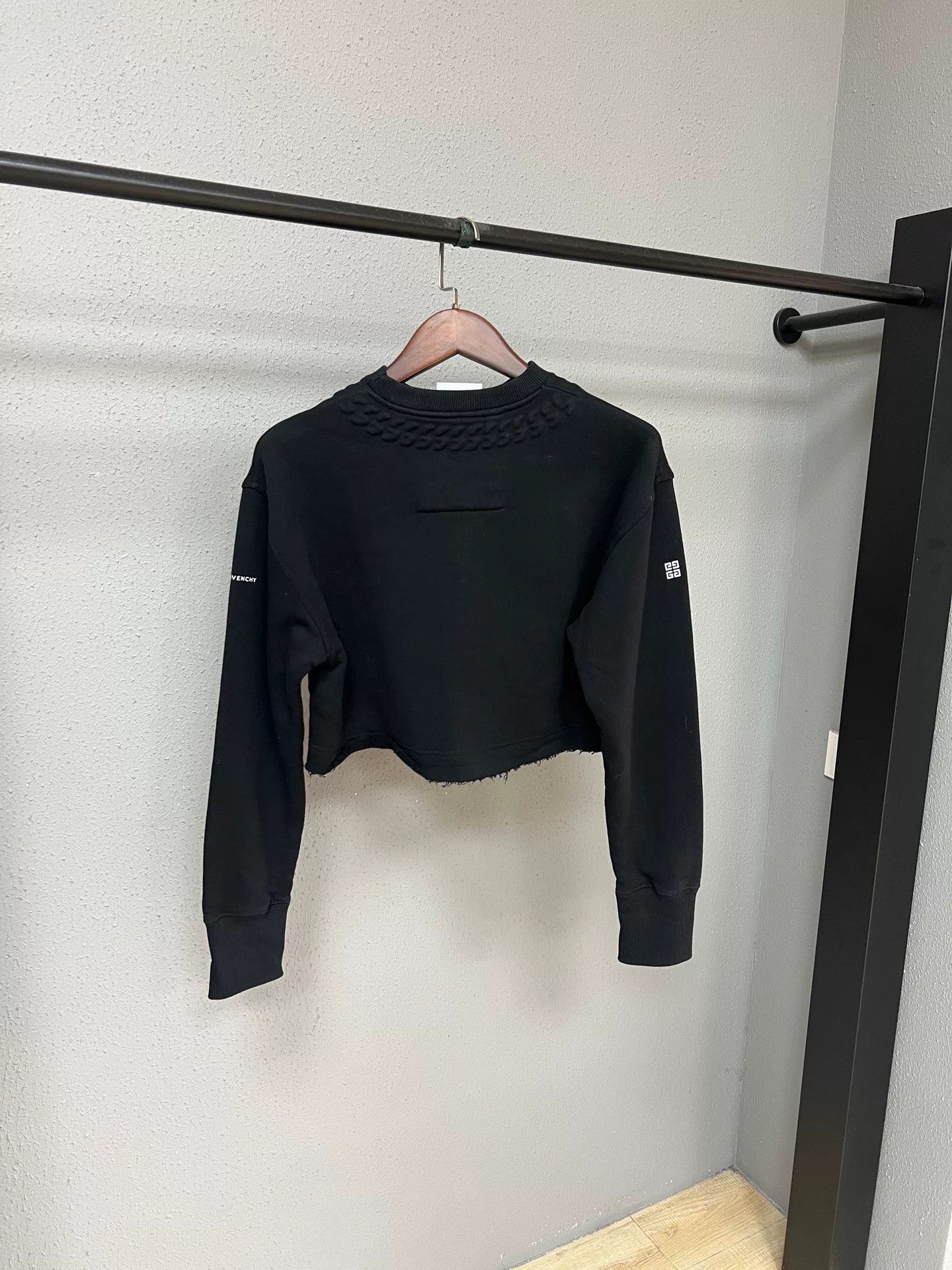 Givenchy Givenchy Black Cropped Sweatshirt Size XS / US 0-2 / IT 36-38 - 2 Thumbnail