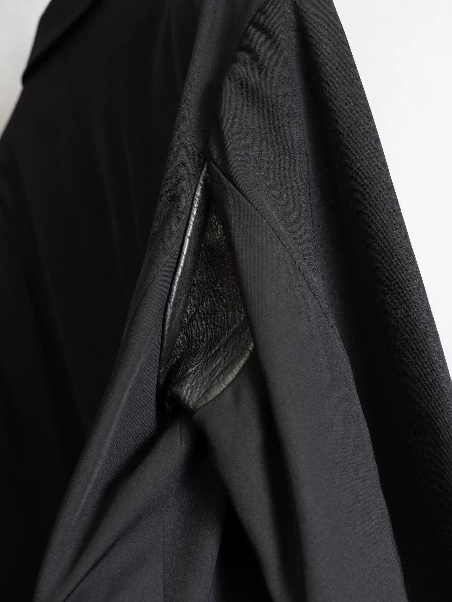 Yohji Yamamoto Yohji Yamamoto Black Wool Coat with Leather Size US S / EU 44-46 / 1 - 7 Thumbnail