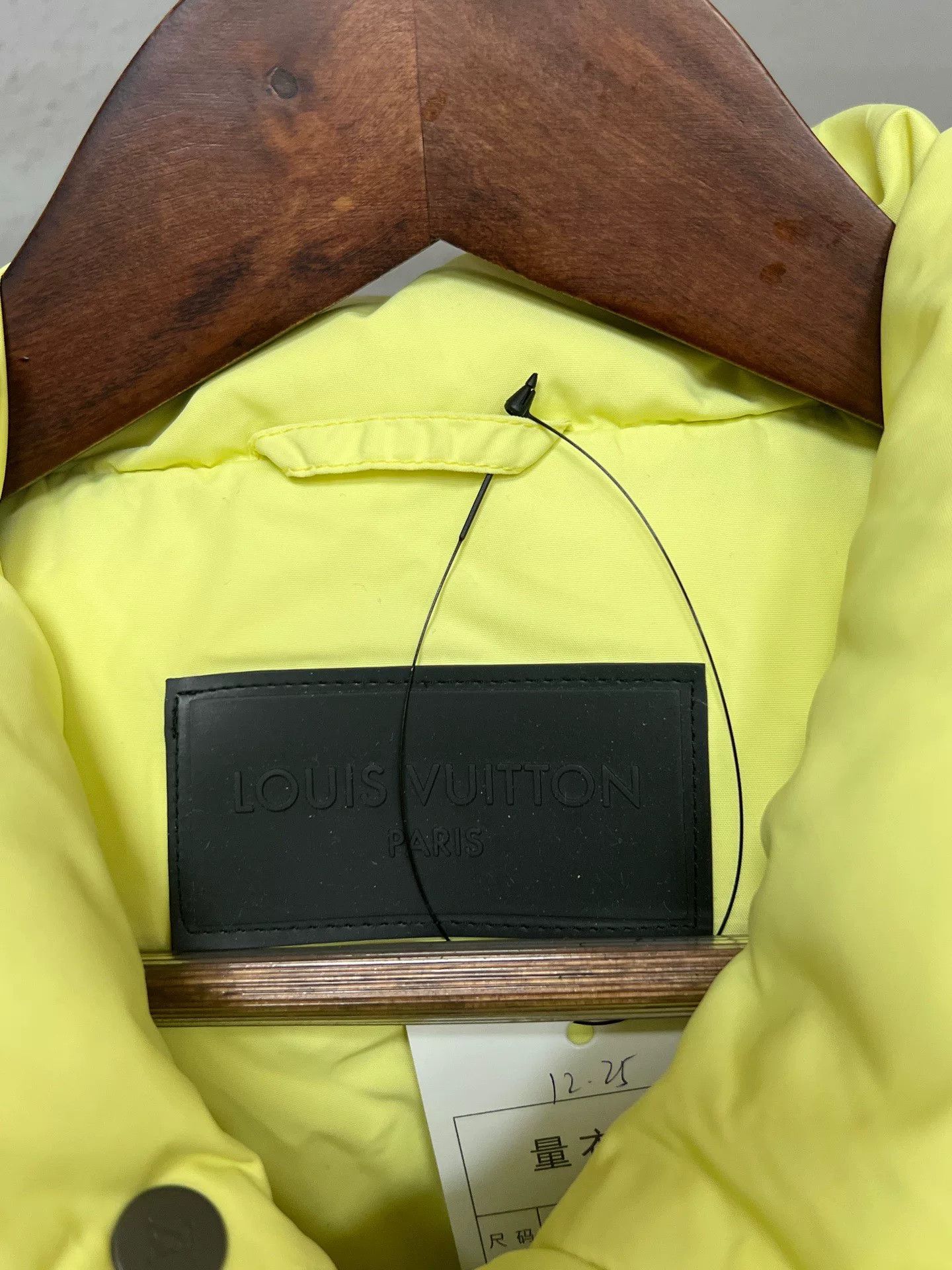 Louis Vuitton fluorescent yellow down jacket size 52 Size XL / US 12-14 / IT 48-50 - 3 Thumbnail