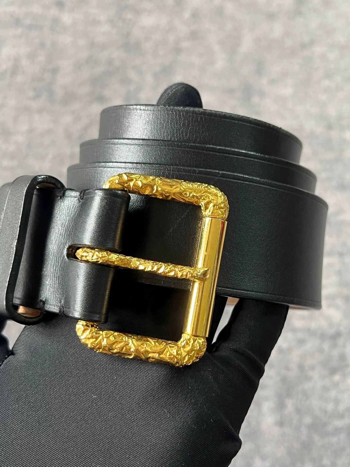 Louis Vuitton vintage lv embossed leather waist belt Size ONE SIZE - 2 Thumbnail