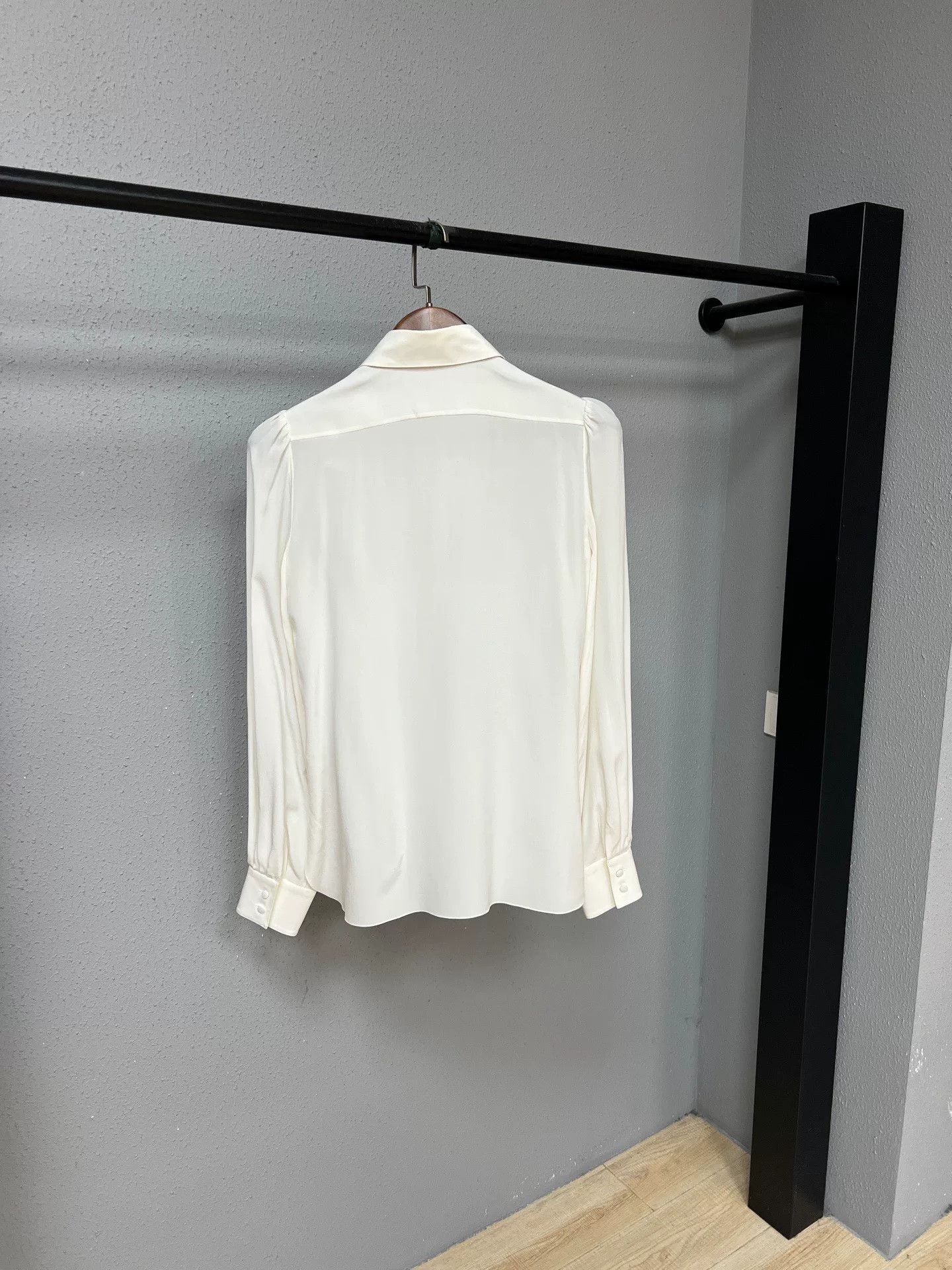 Dolce & Gabbana luxury silk blouse by D&G Size M / US 6-8 / IT 42-44 - 2 Thumbnail