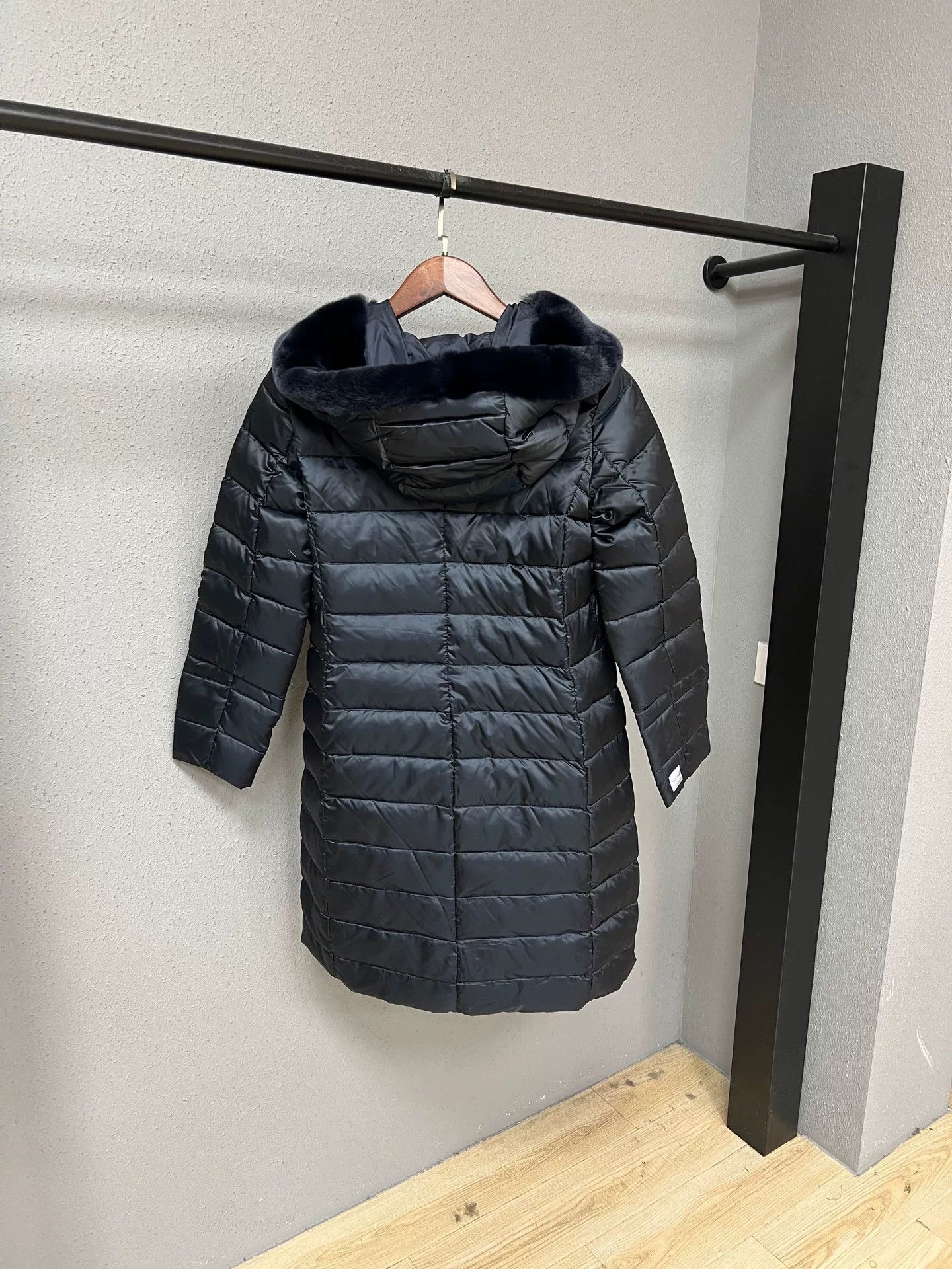 Max Mara Maxmara Fur-Lined Puffer Coat for Women Size XS / US 0-2 / IT 36-38 - 2 Thumbnail