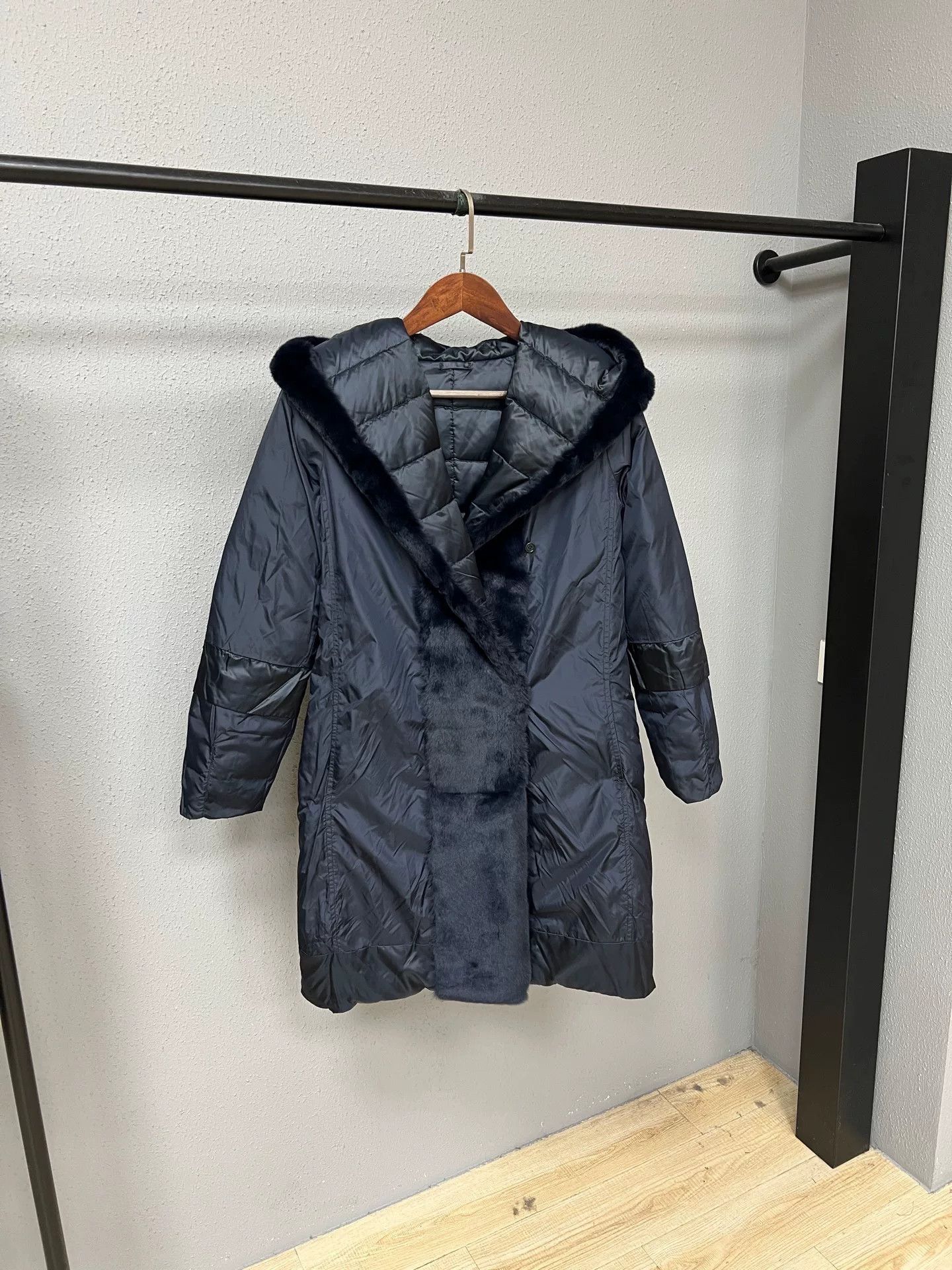 Max Mara Maxmara Fur-Lined Puffer Coat for Women Size XS / US 0-2 / IT 36-38 - 3 Thumbnail