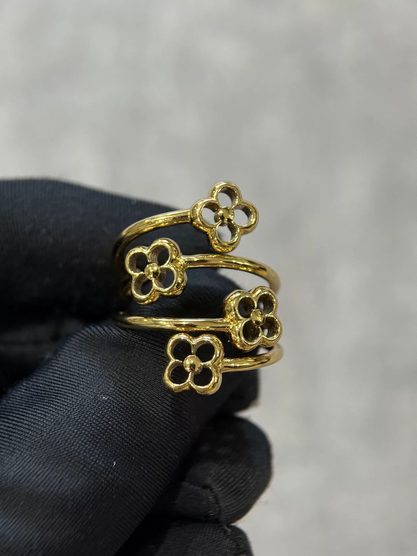 Louis Vuitton gold floral cutout ring Size ONE SIZE - 2 Thumbnail