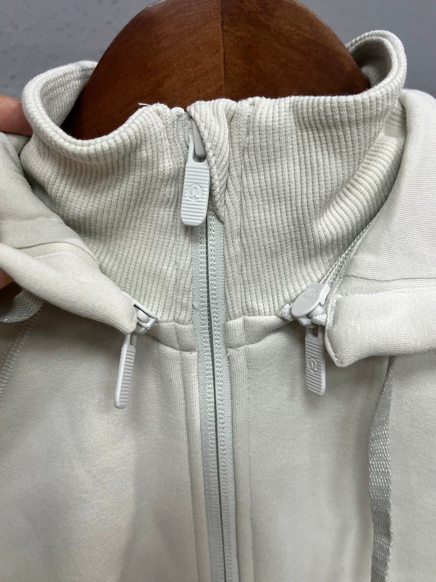 Lululemon Lululemon Cropped Hoodie in New Condition Size ONE SIZE - 4 Thumbnail