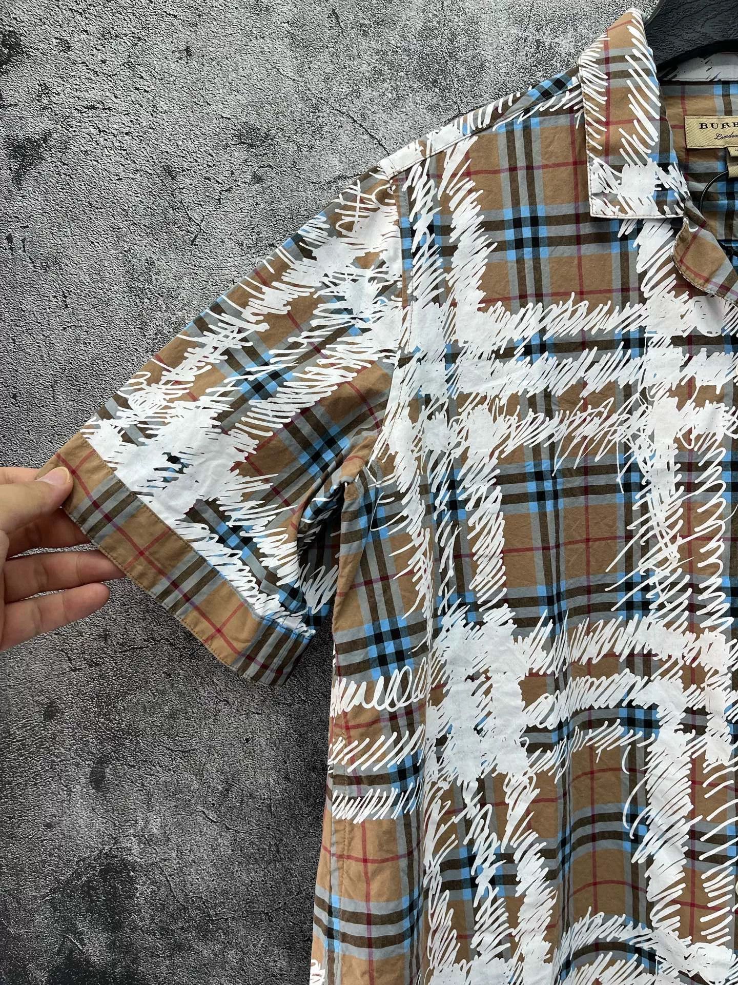 Burberry burberry graffiti short sleeve shirt uk4 Size US XS / EU 42 / 0 - 4 Thumbnail