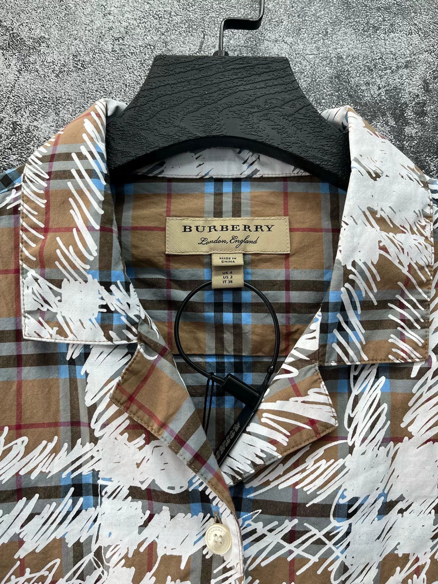 Burberry burberry graffiti short sleeve shirt uk4 Size US XS / EU 42 / 0 - 3 Thumbnail