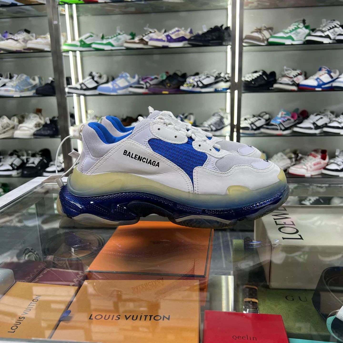 Balenciaga balenciaga triple s low-top dad sneakers Size US 10 / EU 43 - 2 Thumbnail