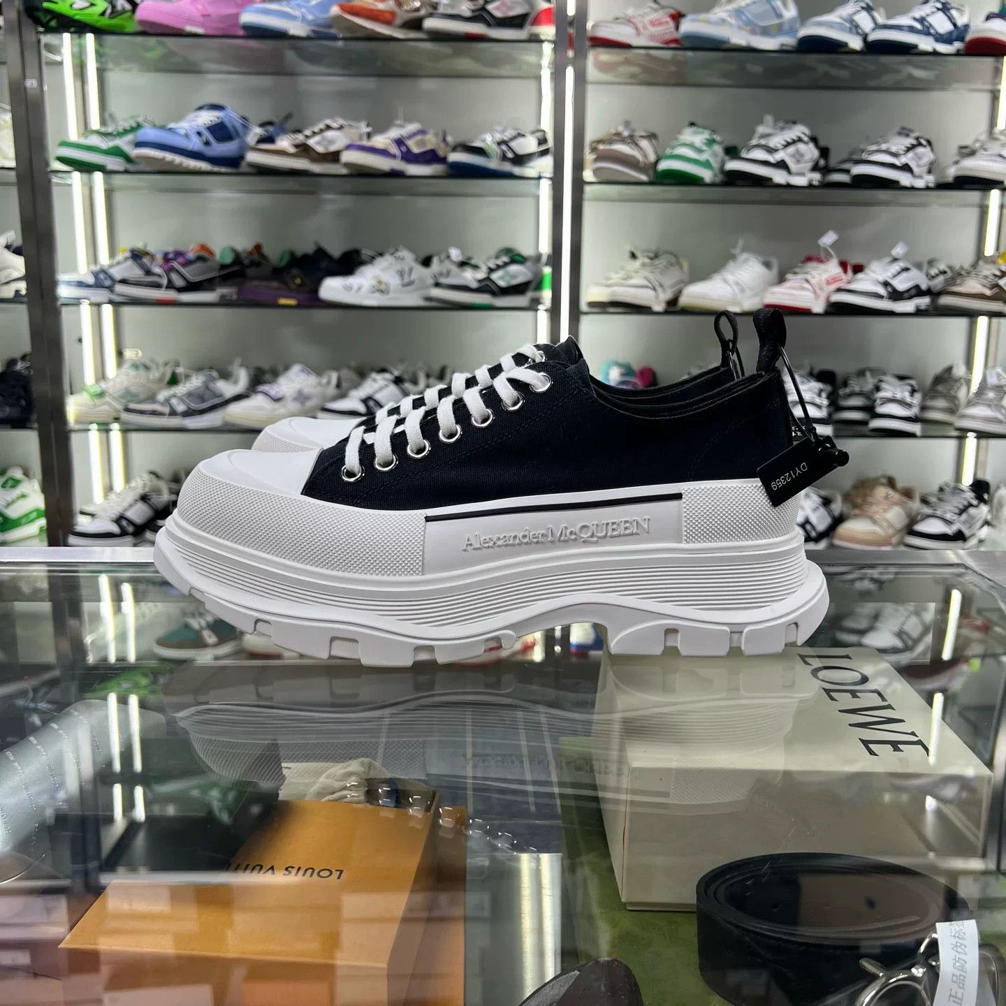 Alexander McQueen alexander mcqueen black low-top sneakers Size US 10 / EU 43 - 2 Thumbnail