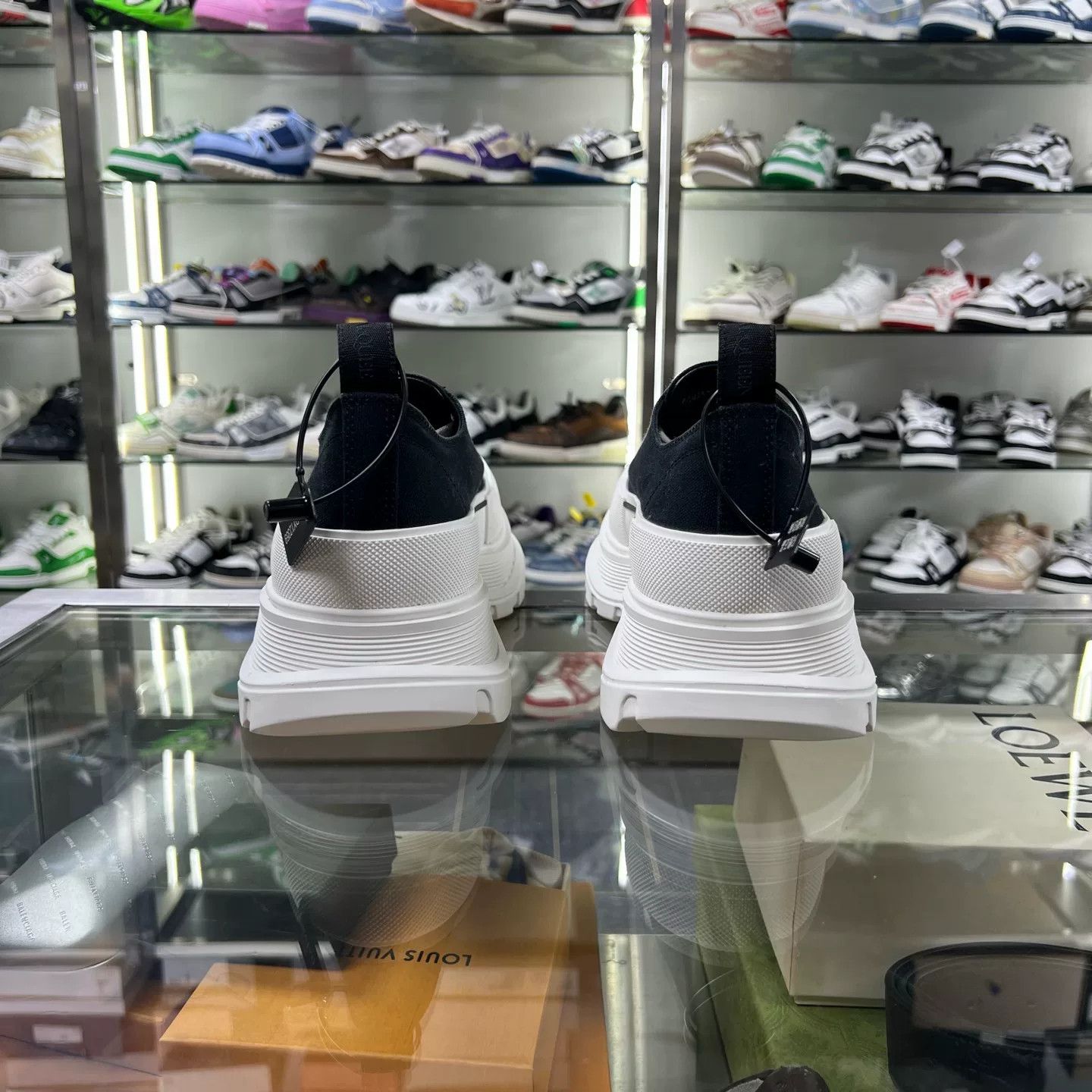 Alexander McQueen alexander mcqueen black low-top sneakers Size US 10 / EU 43 - 5 Thumbnail