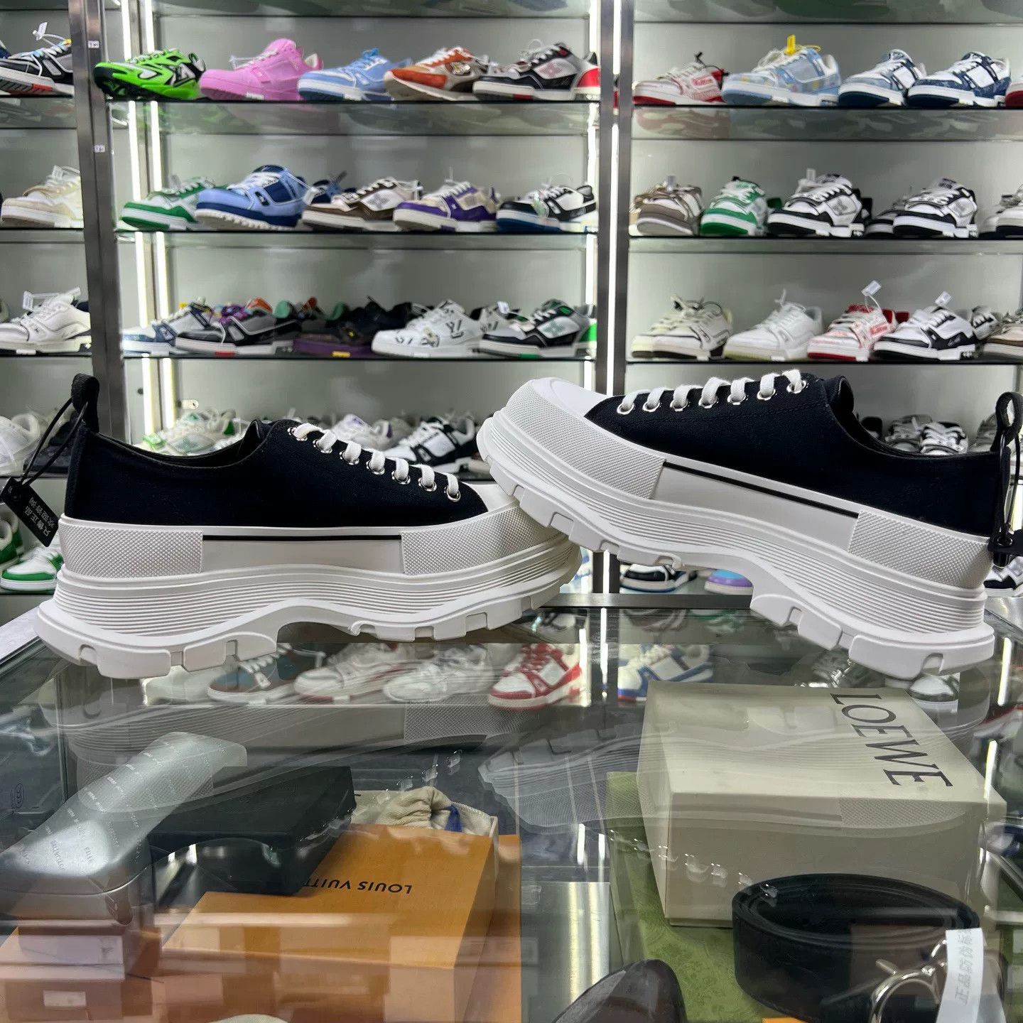 Alexander McQueen alexander mcqueen black low-top sneakers Size US 10 / EU 43 - 4 Thumbnail