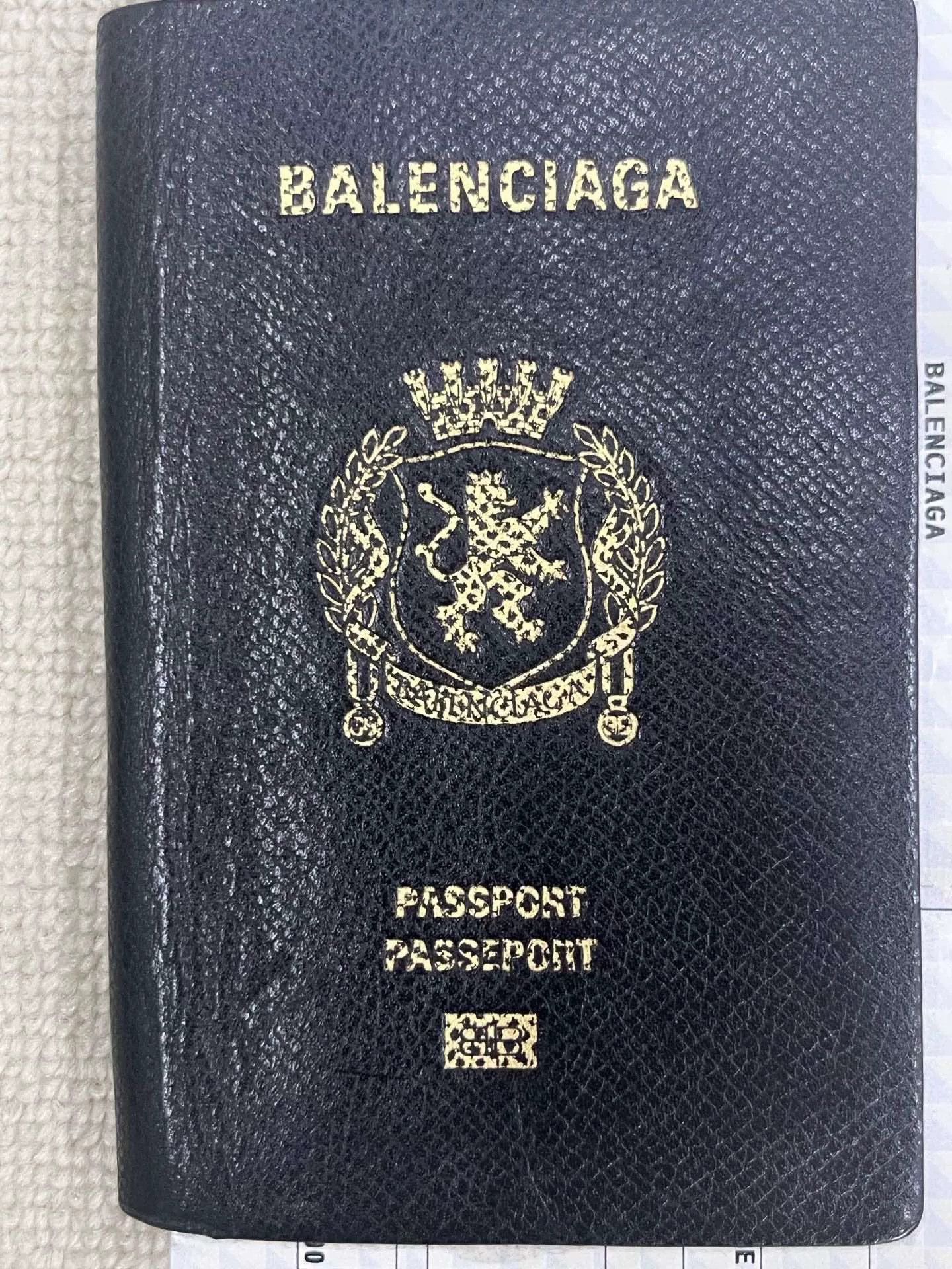 Balenciaga balenciaga passport wallet with embossed logo Size ONE SIZE - 2 Thumbnail