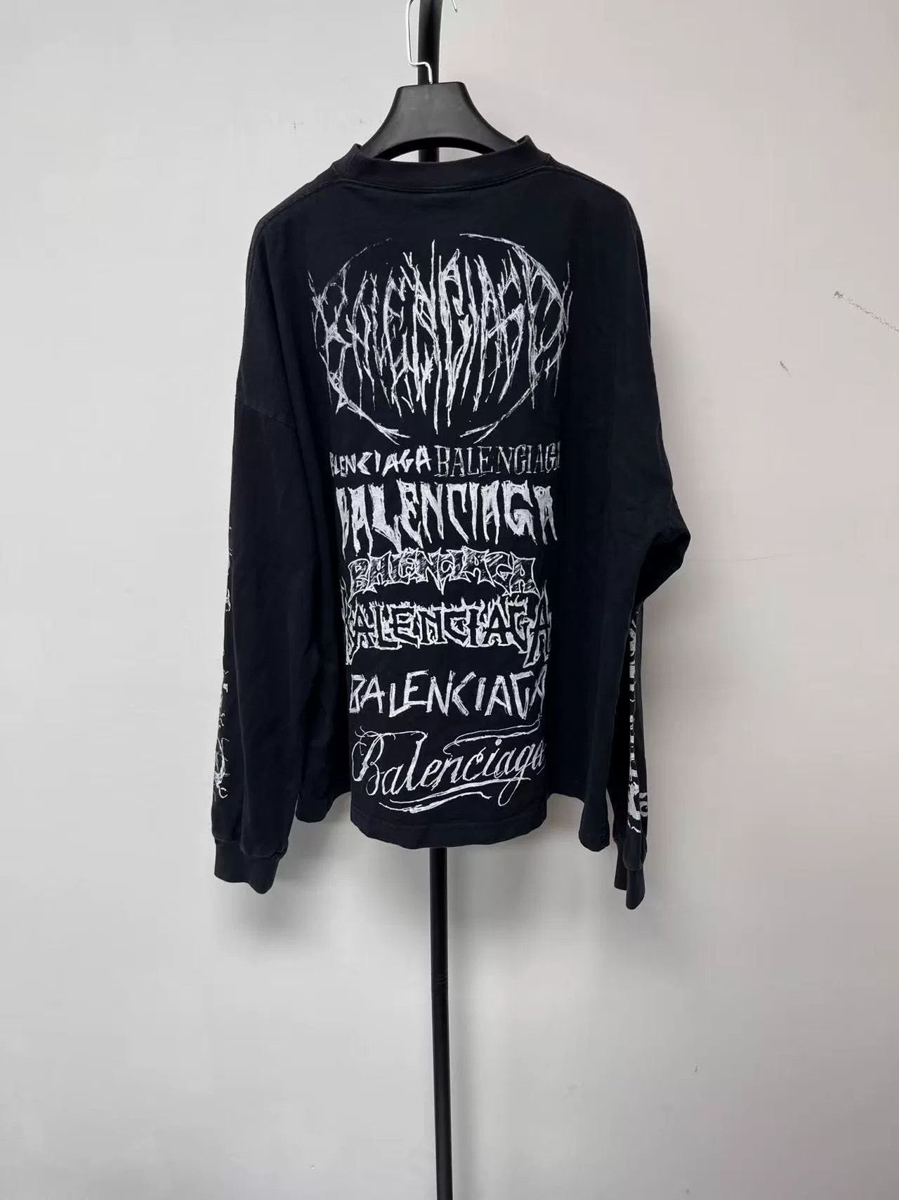 Balenciaga Balenciaga New Year Graphic Long Sleeve T-Shirt Size US M / EU 48-50 / 2 - 2 Thumbnail
