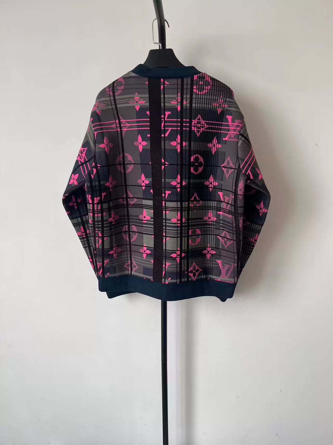 Louis Vuitton louis vuitton graphic green long sleeve sweatshirt Size US L / EU 52-54 / 3 - 2 Thumbnail