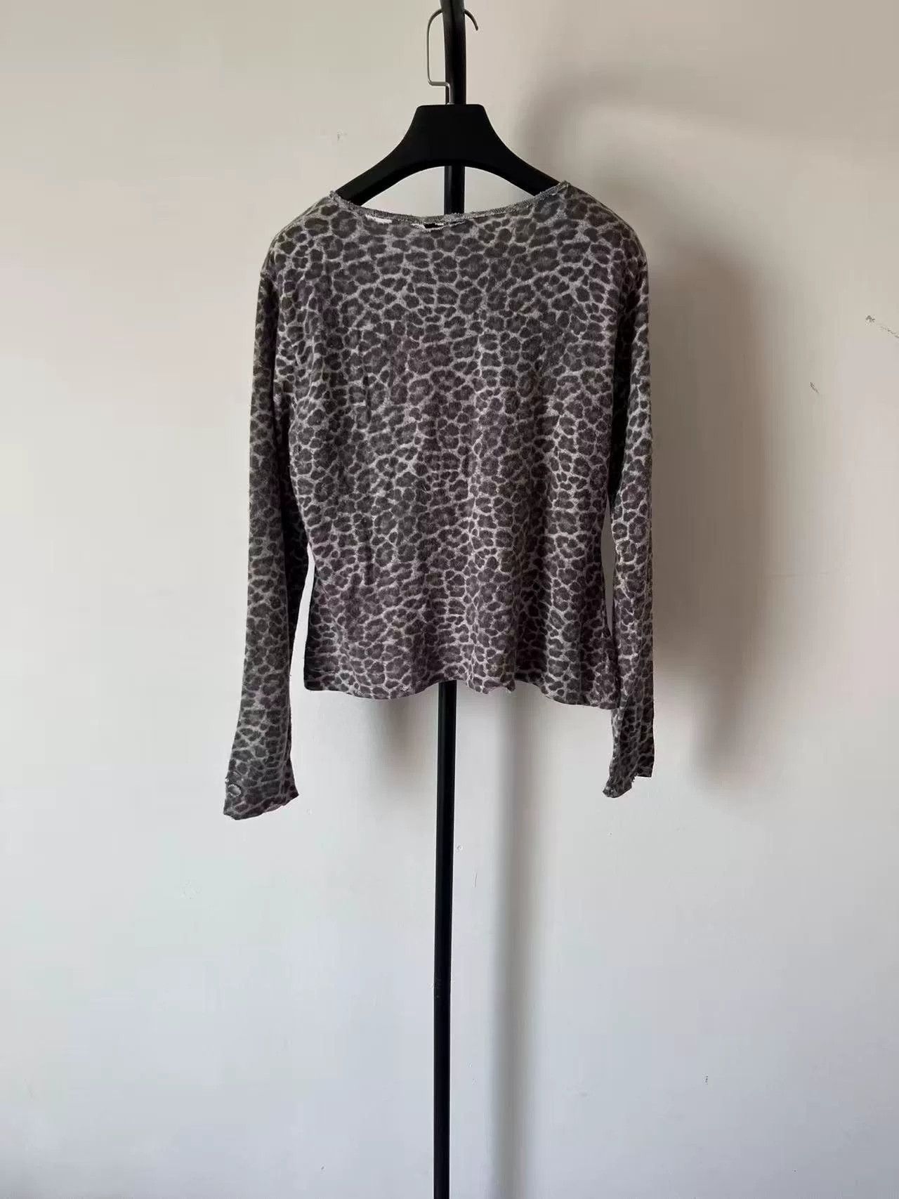 Balenciaga balenciaga leopard print long sleeve knit shirt Size US L / EU 52-54 / 3 - 2 Thumbnail