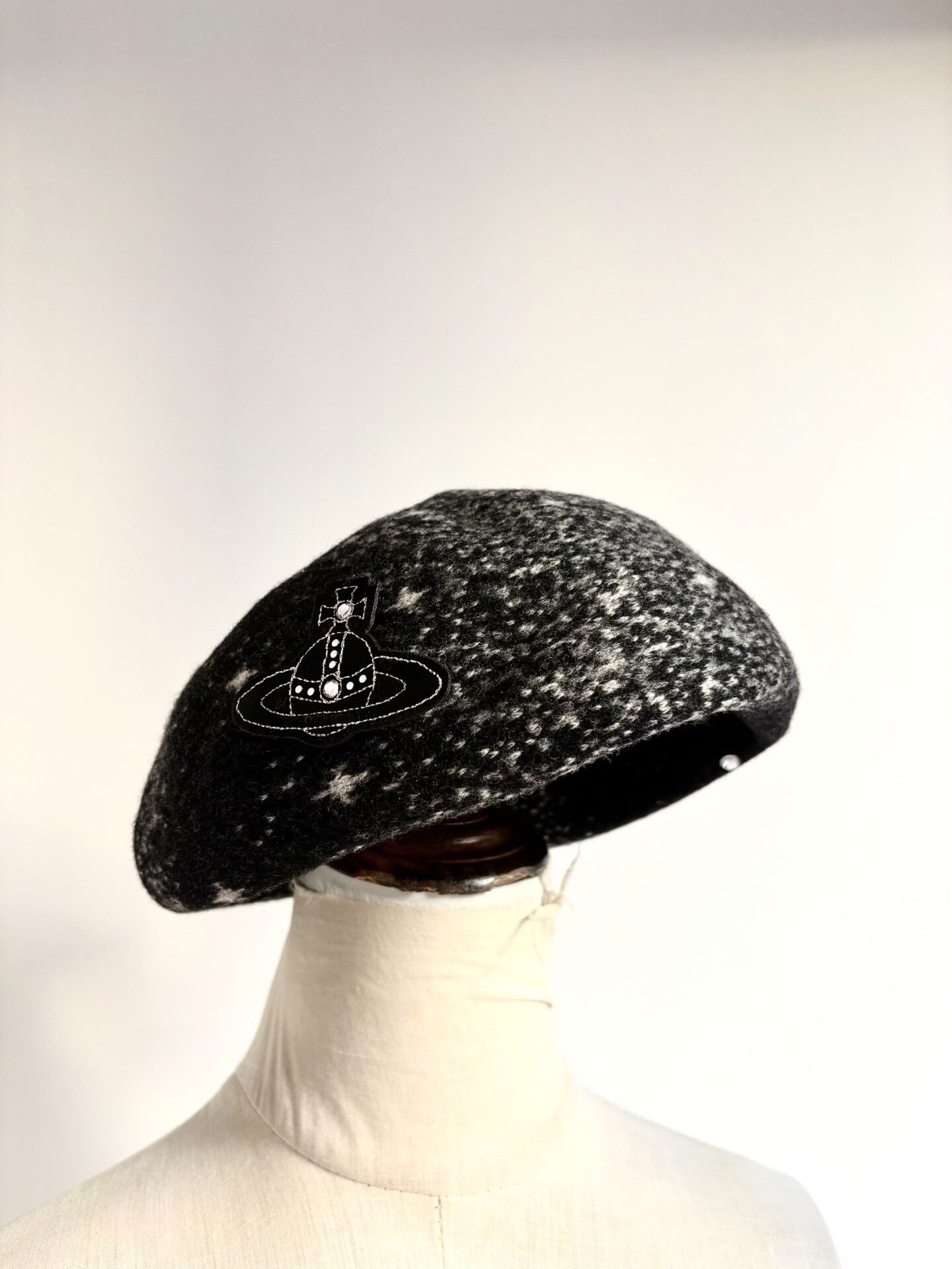 Vivienne Westwood vivienne westwood starry badge beret hat Size ONE SIZE - 2 Thumbnail