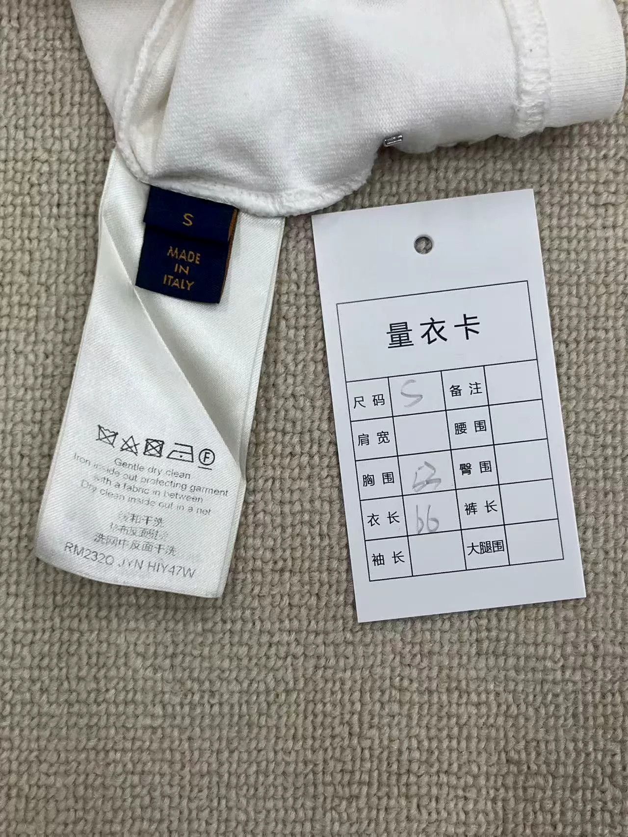 Louis Vuitton louis vuitton white logo short sleeve t-shirt Size US S / EU 44-46 / 1 - 5 Thumbnail