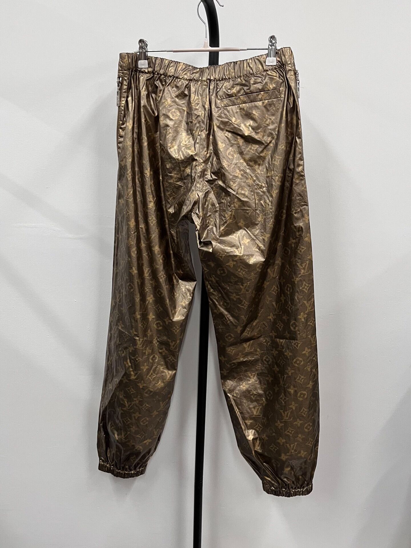 Louis Vuitton louis vuitton metallic logo printed jogger pants Size US 28 / EU 44 - 2 Thumbnail