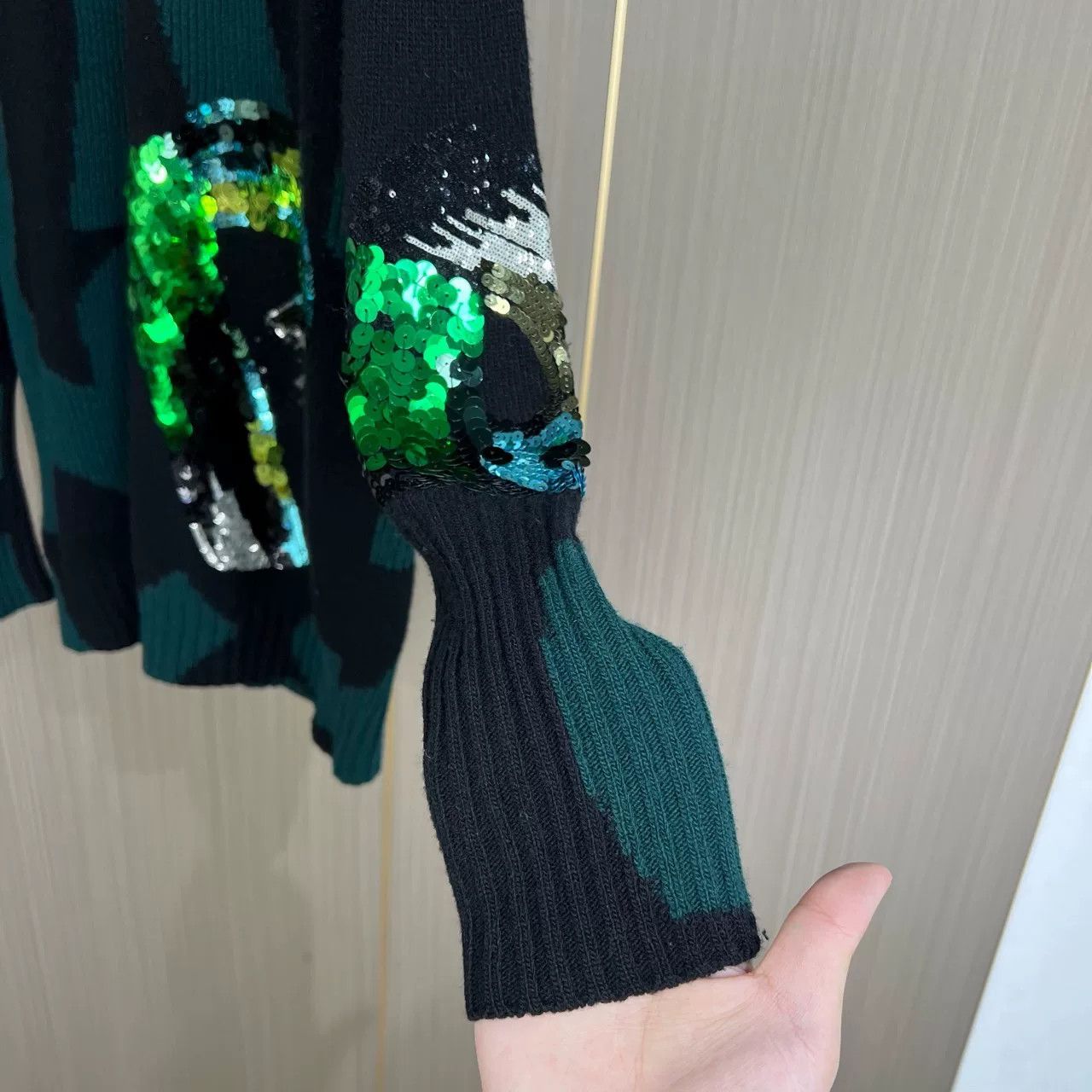 Louis Vuitton louis vuitton sequined knit sweatshirt Size XS / US 0-2 / IT 36-38 - 4 Thumbnail