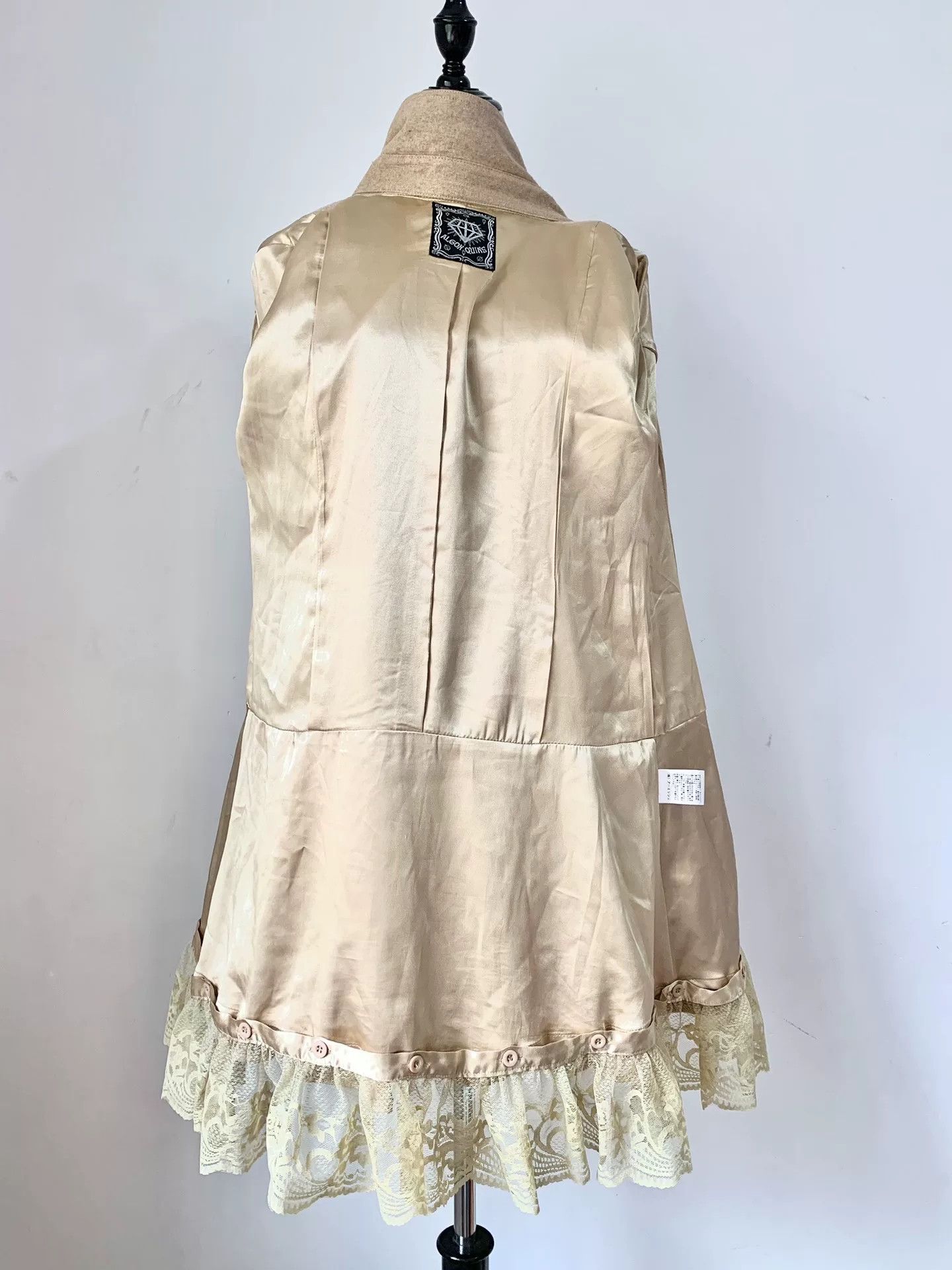 Vivienne Westwood beige ruffled coat with removable lace trim Size ONE SIZE - 9 Thumbnail