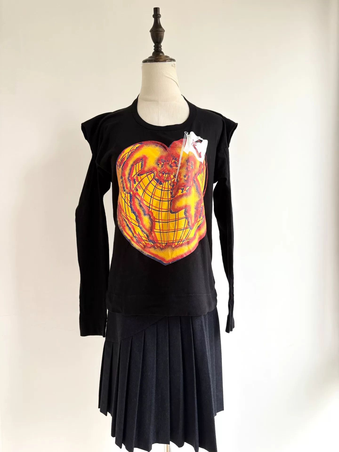 Vivienne Westwood vivienne westwood black heart earth shoulder top Size M / US 6-8 / IT 42-44 - 2 Thumbnail